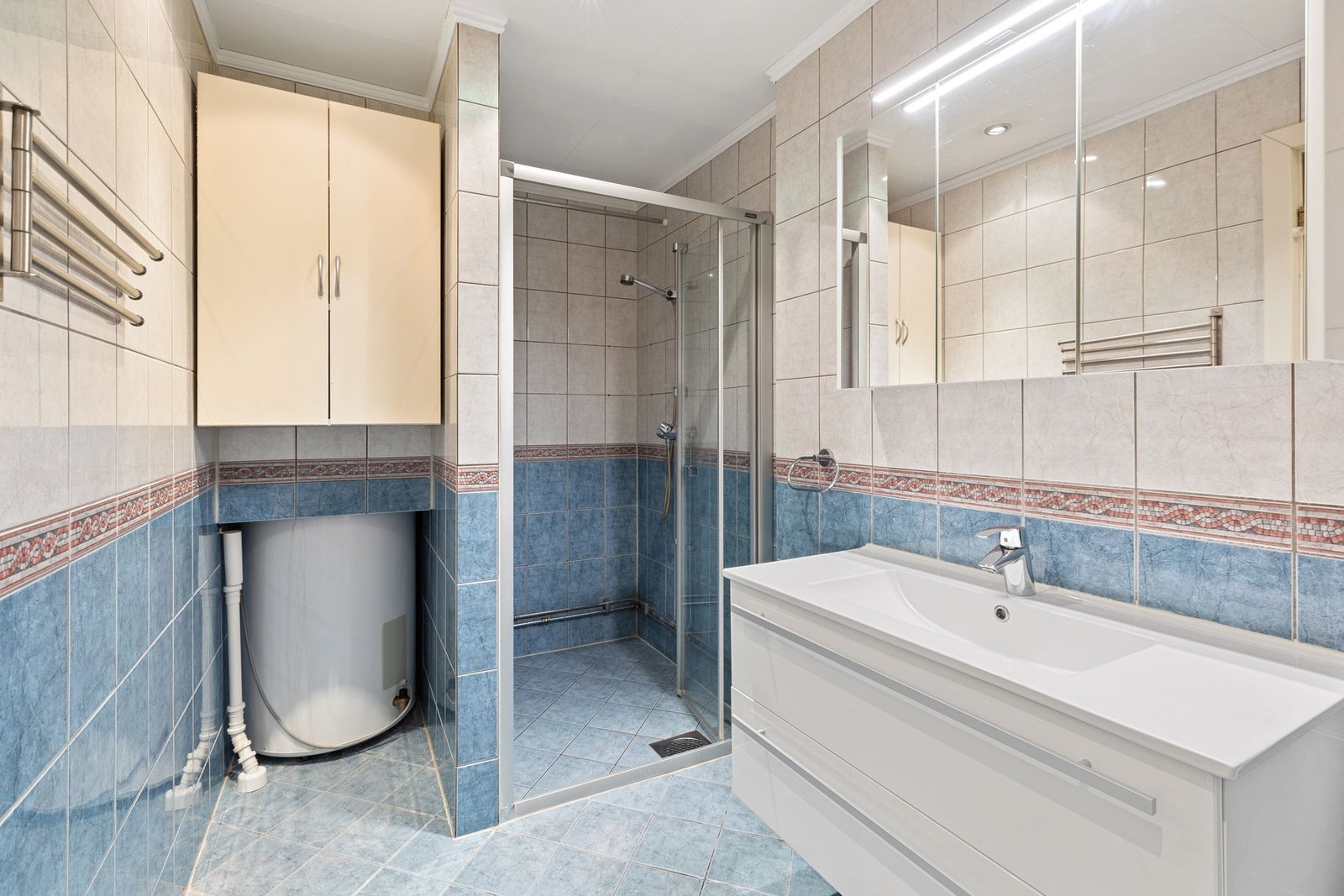 Romslig baderom med vaskemaskin Galleribilde