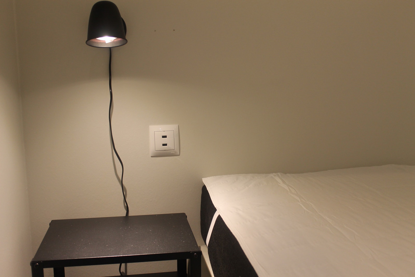 USB lader integrert ved seng Galleribilde