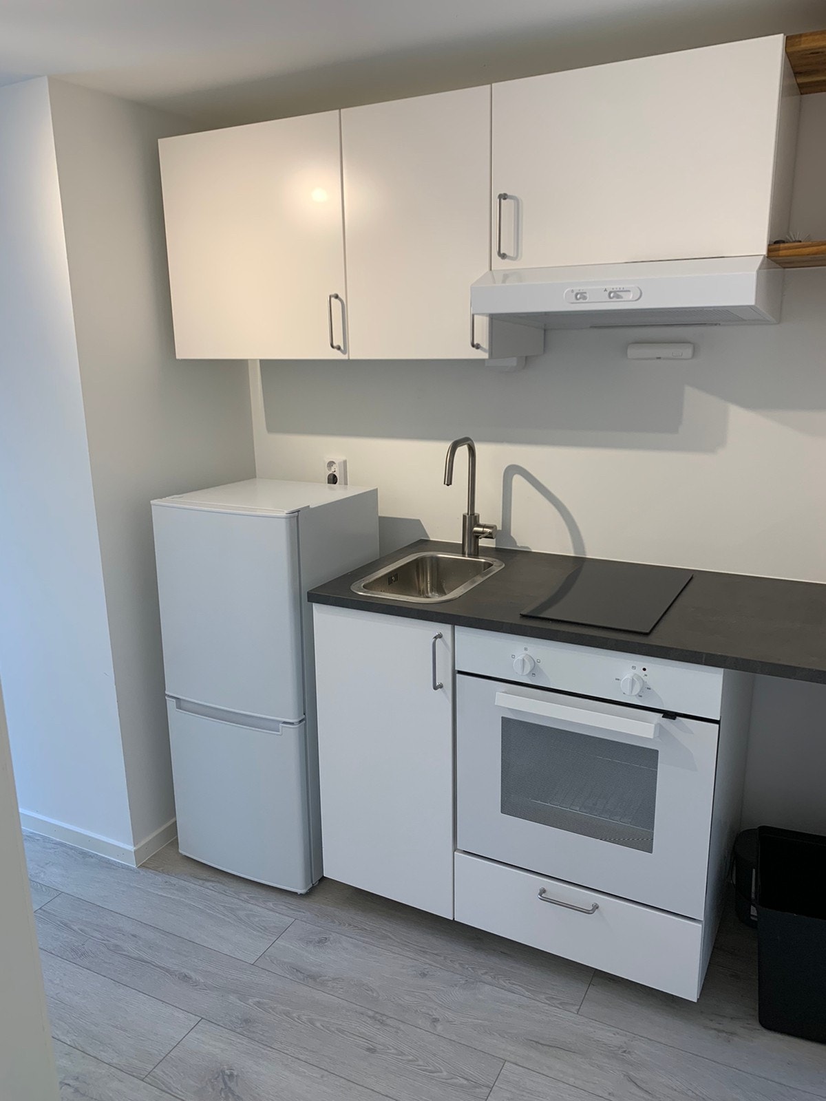 Kjøkken med ny innredning og hvitevarer Galleribilde