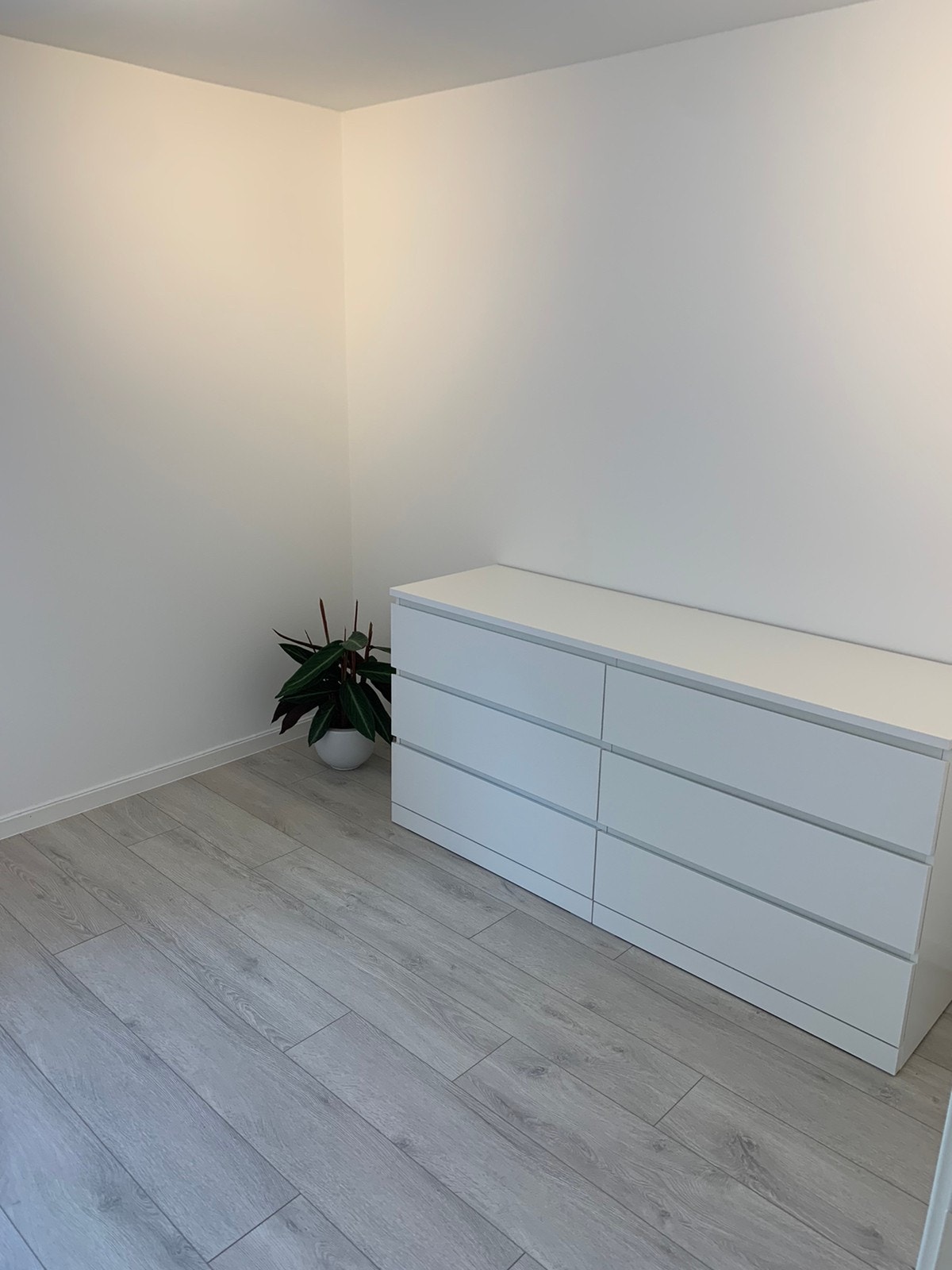 Romslig stue med gode oppbevaringsmuligheter Galleribilde