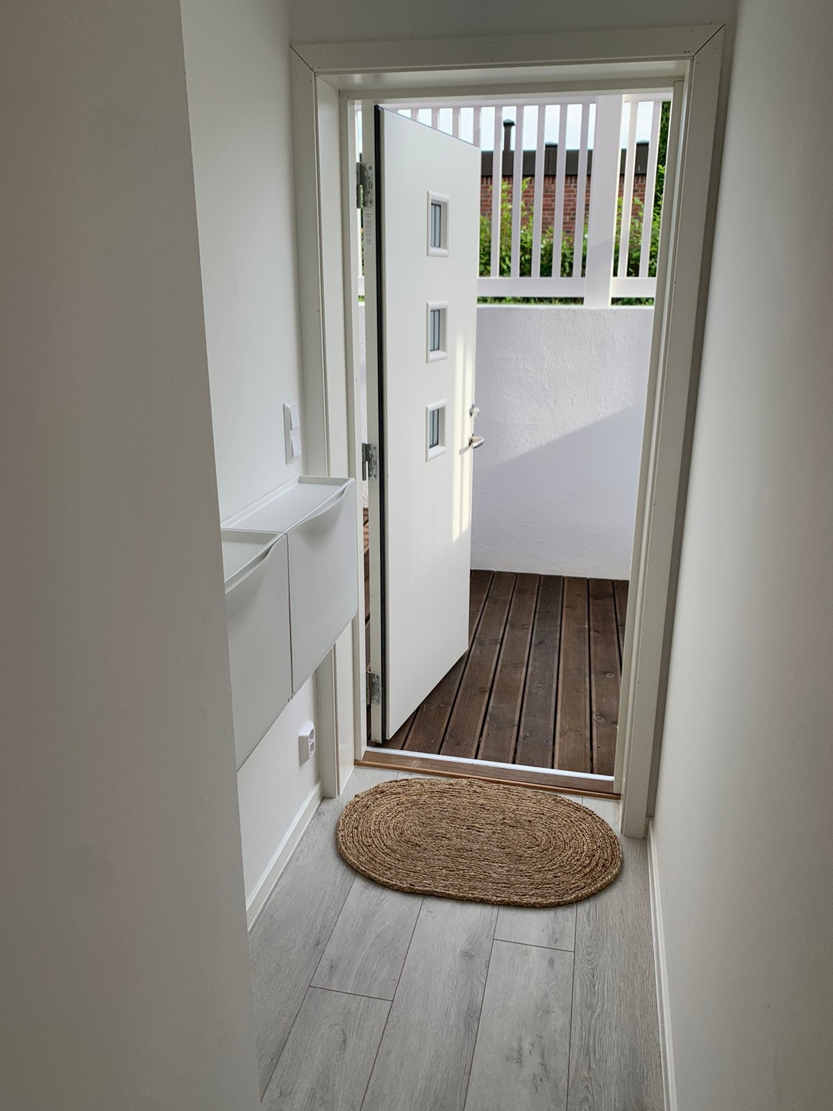 Lys entre med skoskap Galleribilde