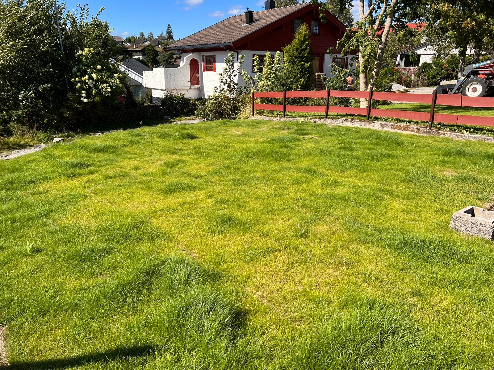 Mye plass til å sette opp egne utemøbler. Det er satt opp hekk ned mot sykkel- og gangsti Galleribilde