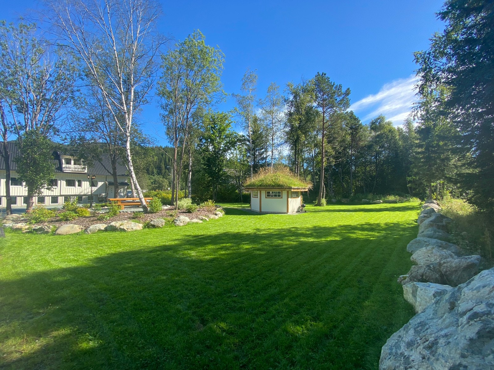 Stor plen for uteaktiviteter og lek Galleribilde