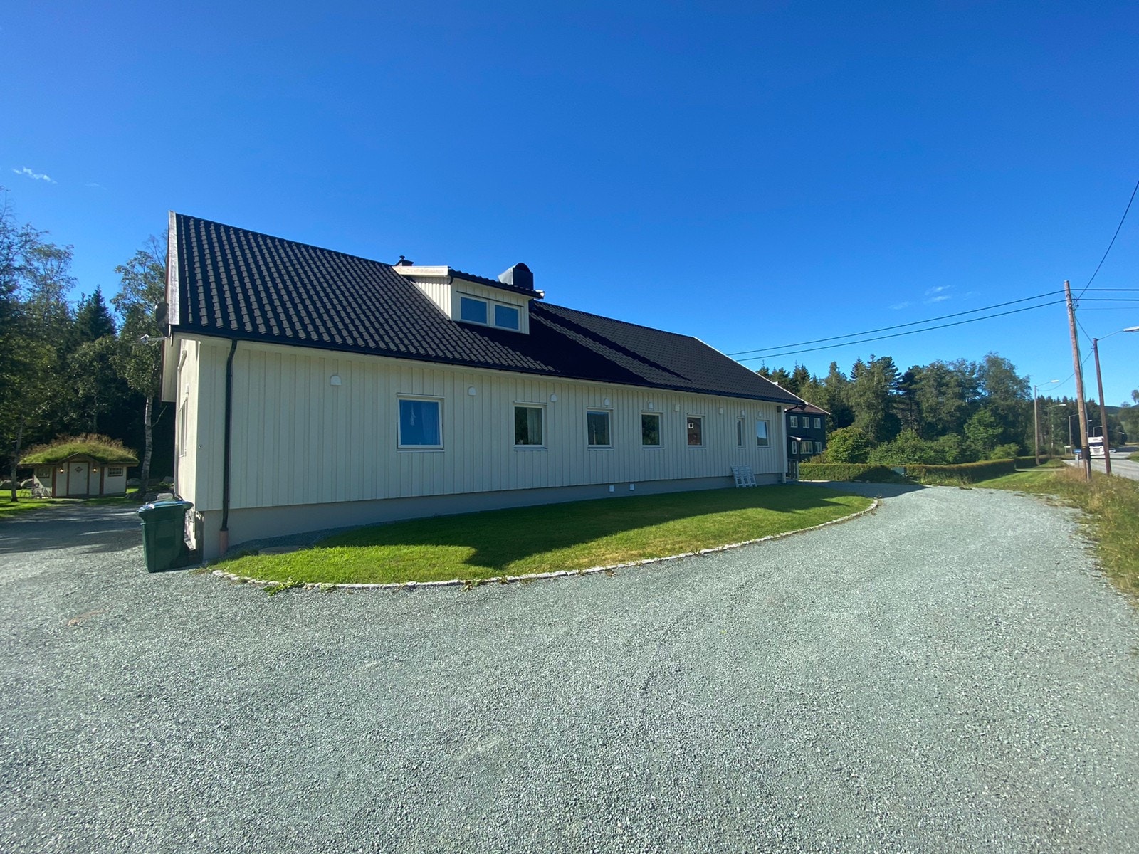 Romslig rundkjøring rundt huset Galleribilde