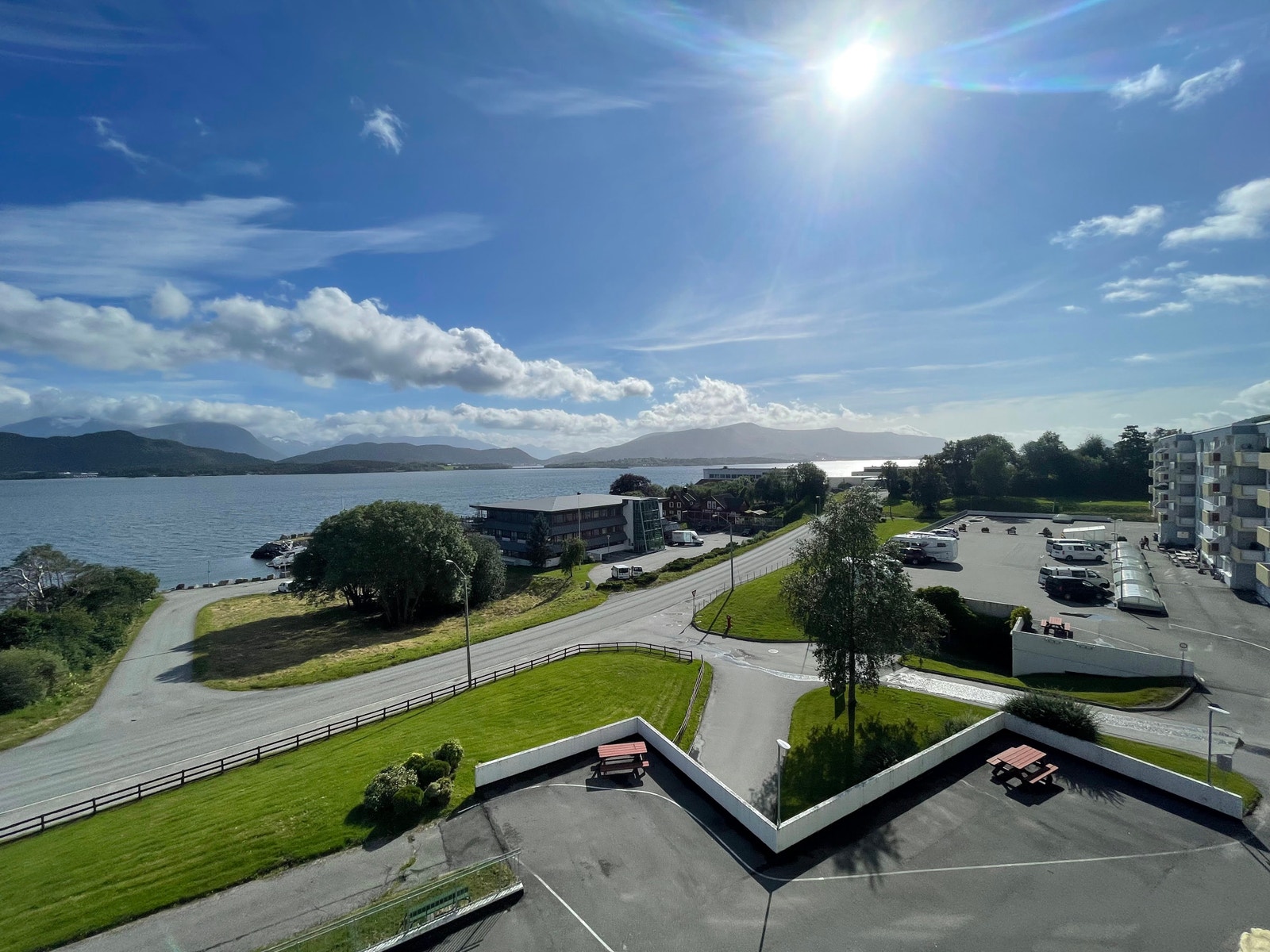Utsikt fra terrasse, stua og kjøkken Galleribilde