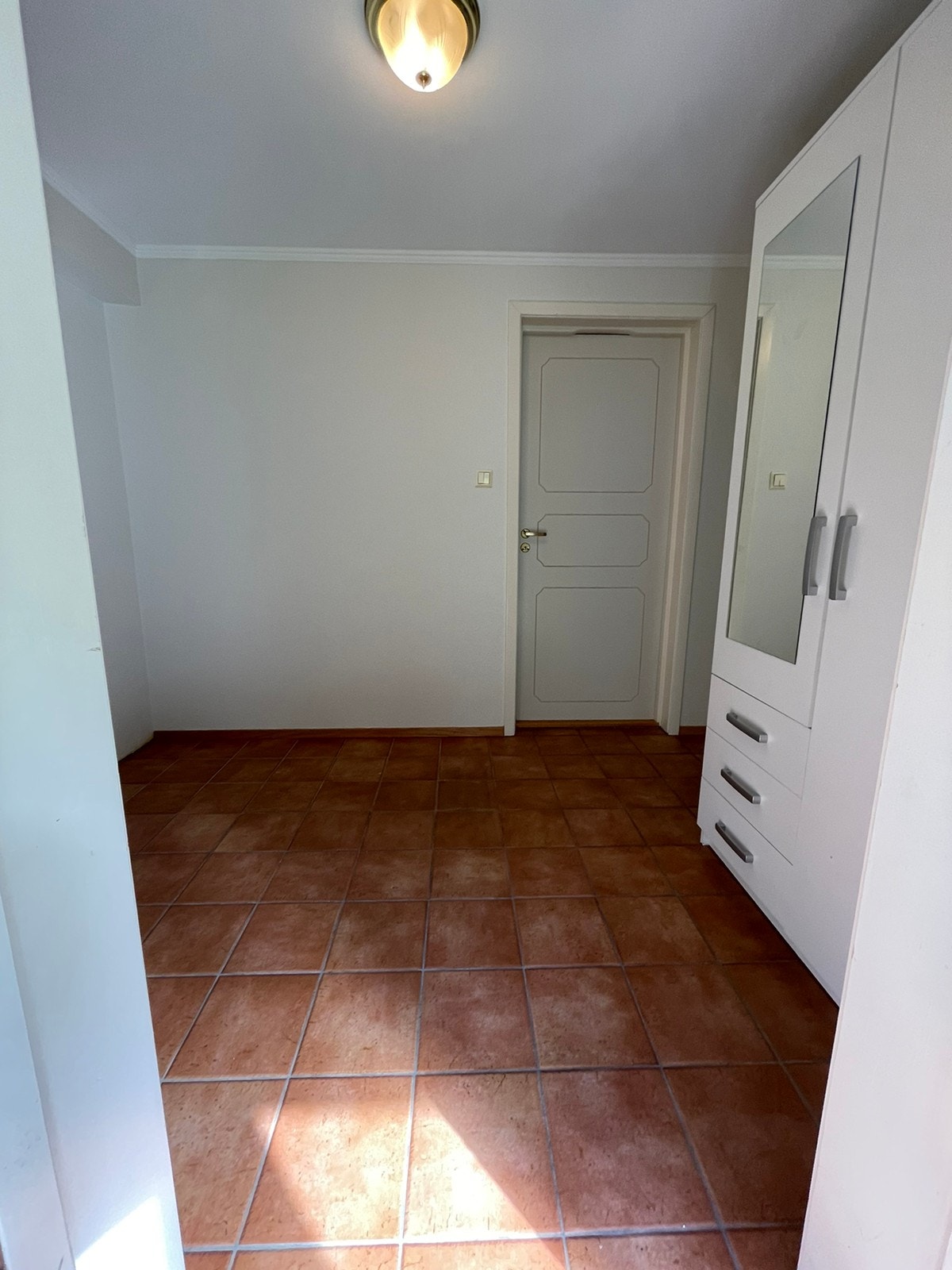 Stor entré med nytt garderobeskap Galleribilde