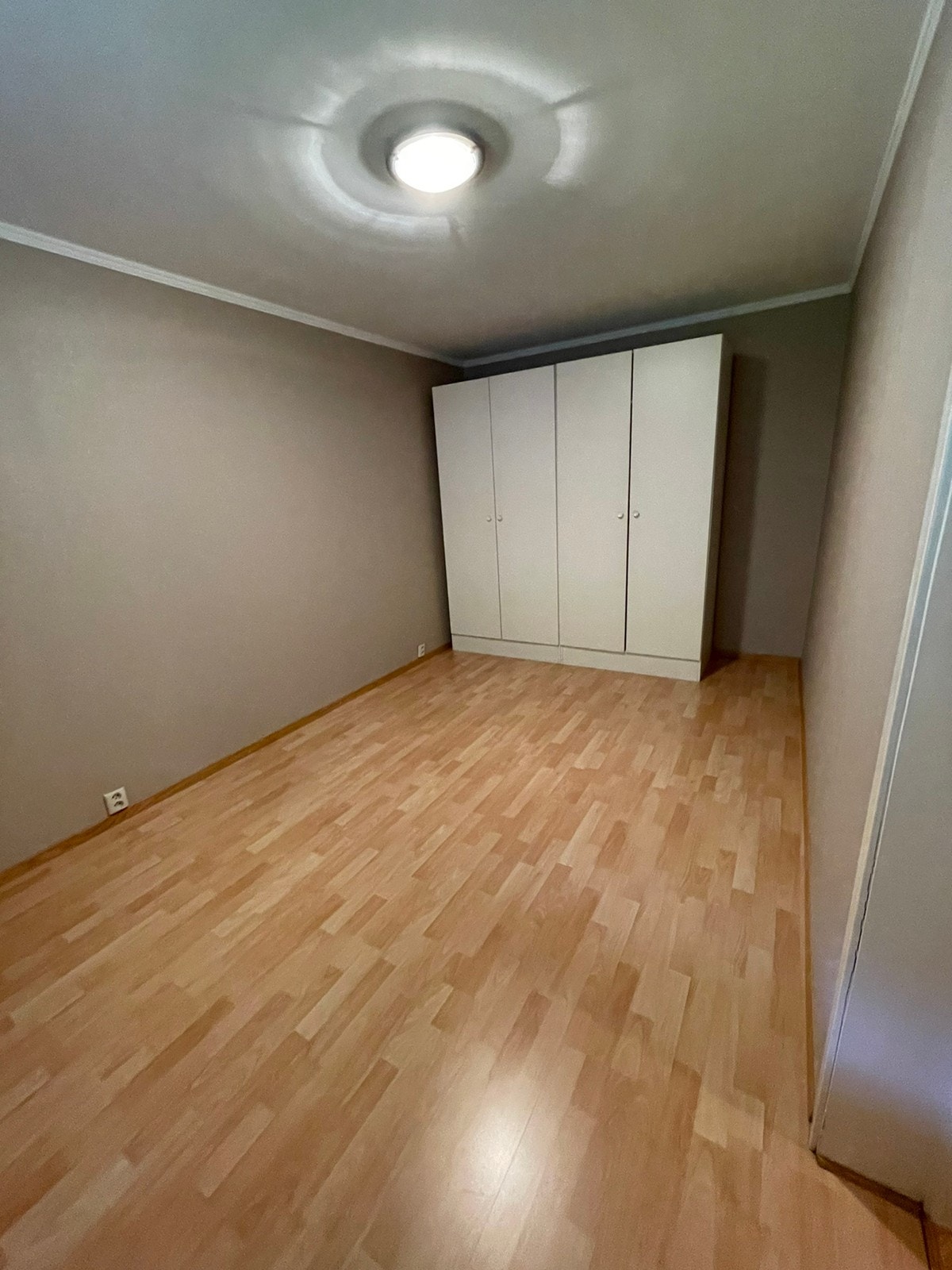 To garderobeskap medfølger soverommet Galleribilde