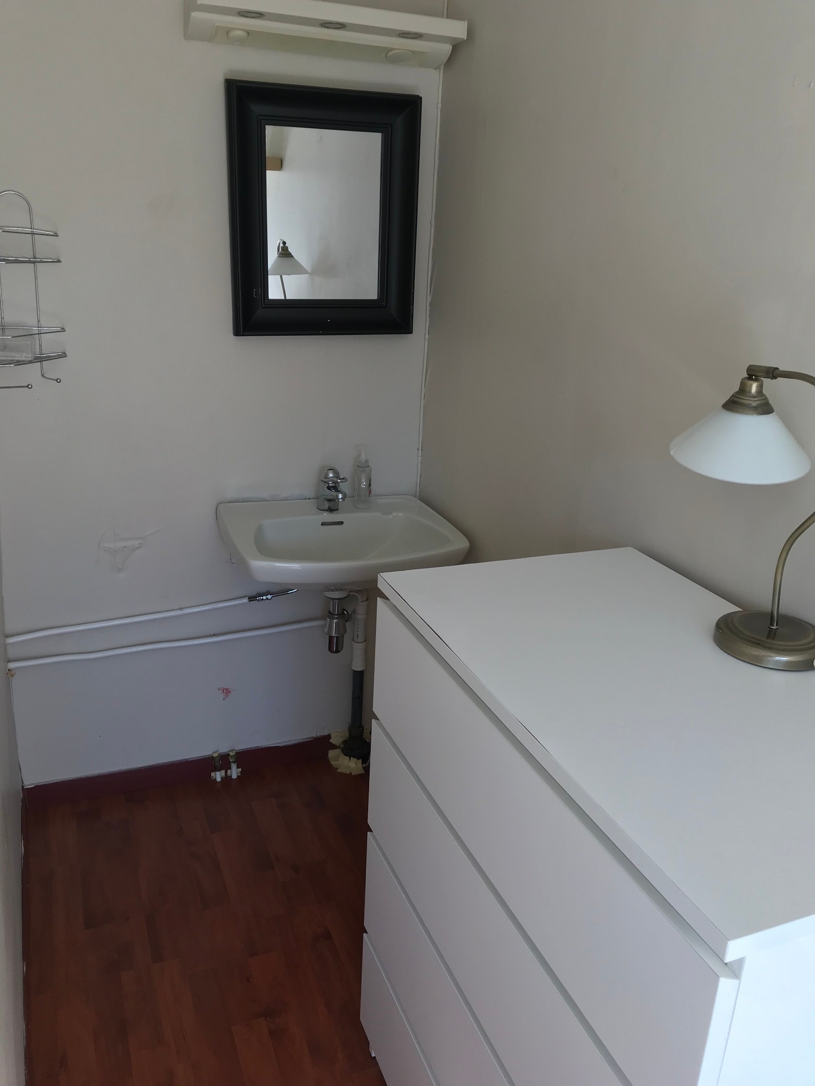 Ulik utforming på soverom. Dette soverommet har også servant med varmt og kaldt vann. Galleribilde