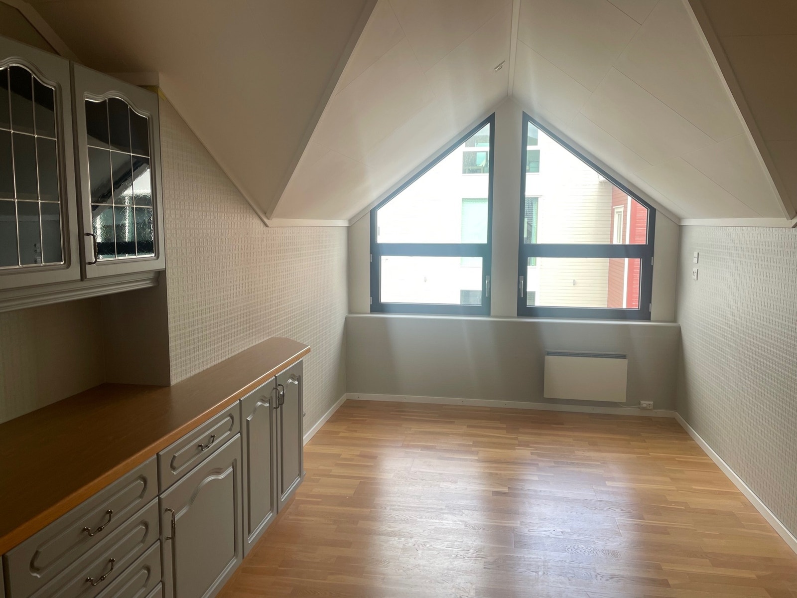 Kjøkken utstyrt rikelig med skap og skuffer i tillegg til komfyr, oppvaskmaskin og og kjøleskap. Galleribilde