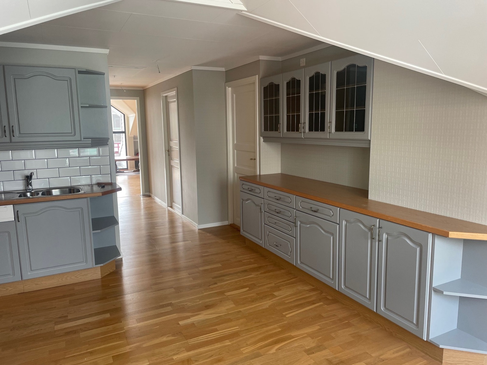 Kjøkken utstyrt rikelig med skap og skuffer i tillegg til komfyr, oppvaskmaskin og og kjøleskap. Galleribilde