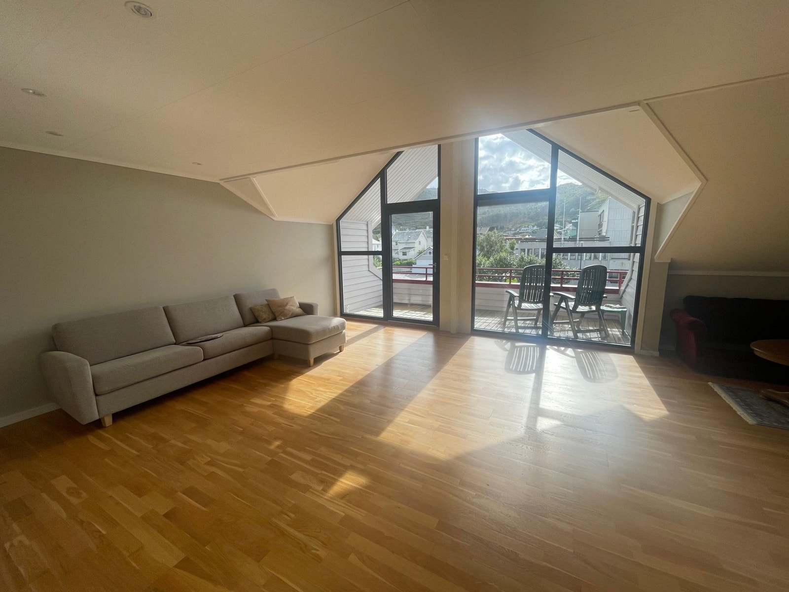 Lys og stor stue med plass til både sofa- og spisegruppe Galleribilde