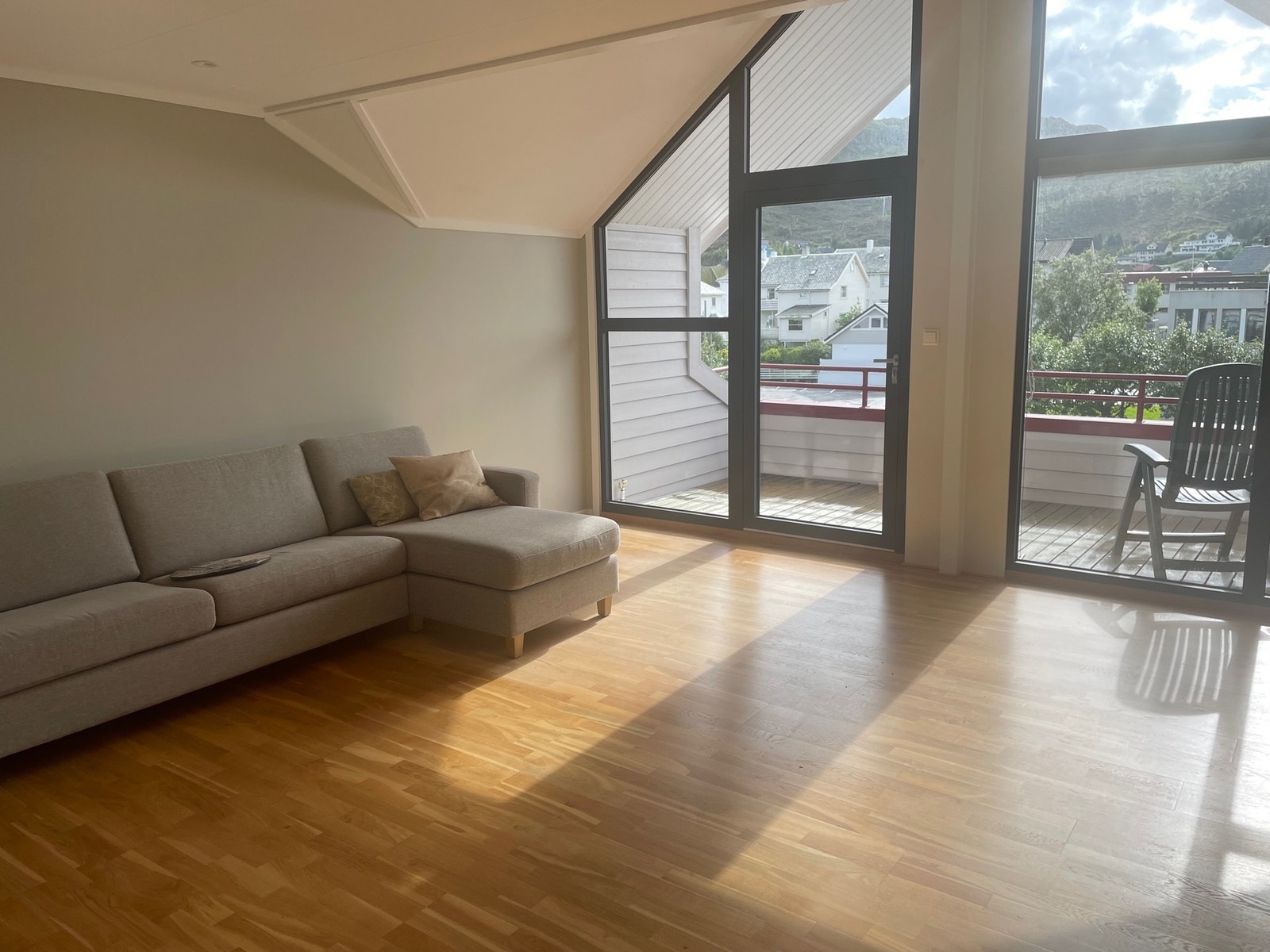 Lys og stor stue med plass til både sofa- og spisegruppe Galleribilde