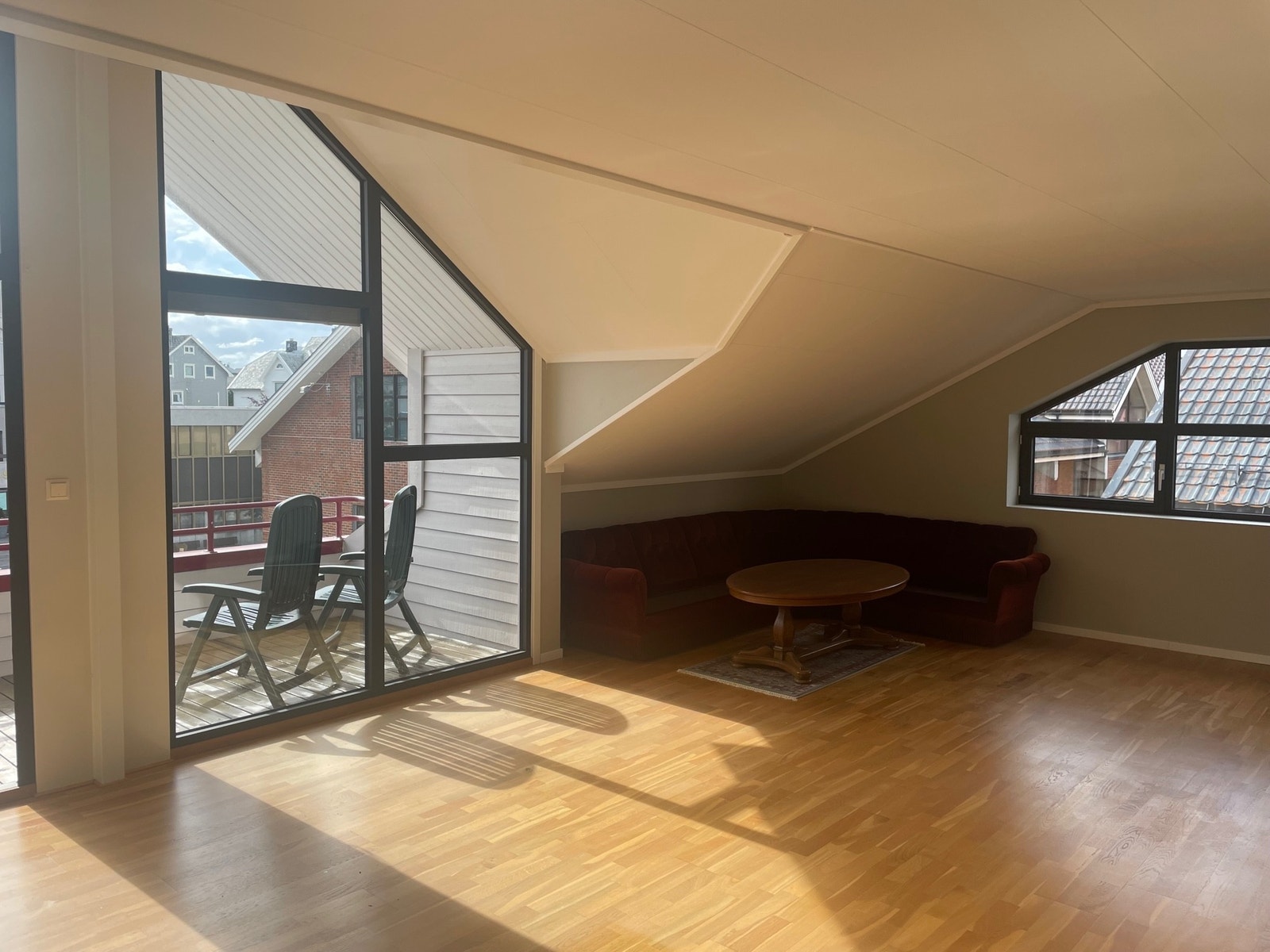 Lys og stor stue med plass til både sofa- og spisegruppe Galleribilde