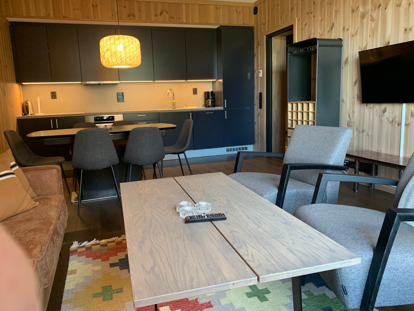 Stue mot kjøkken. Galleribilde