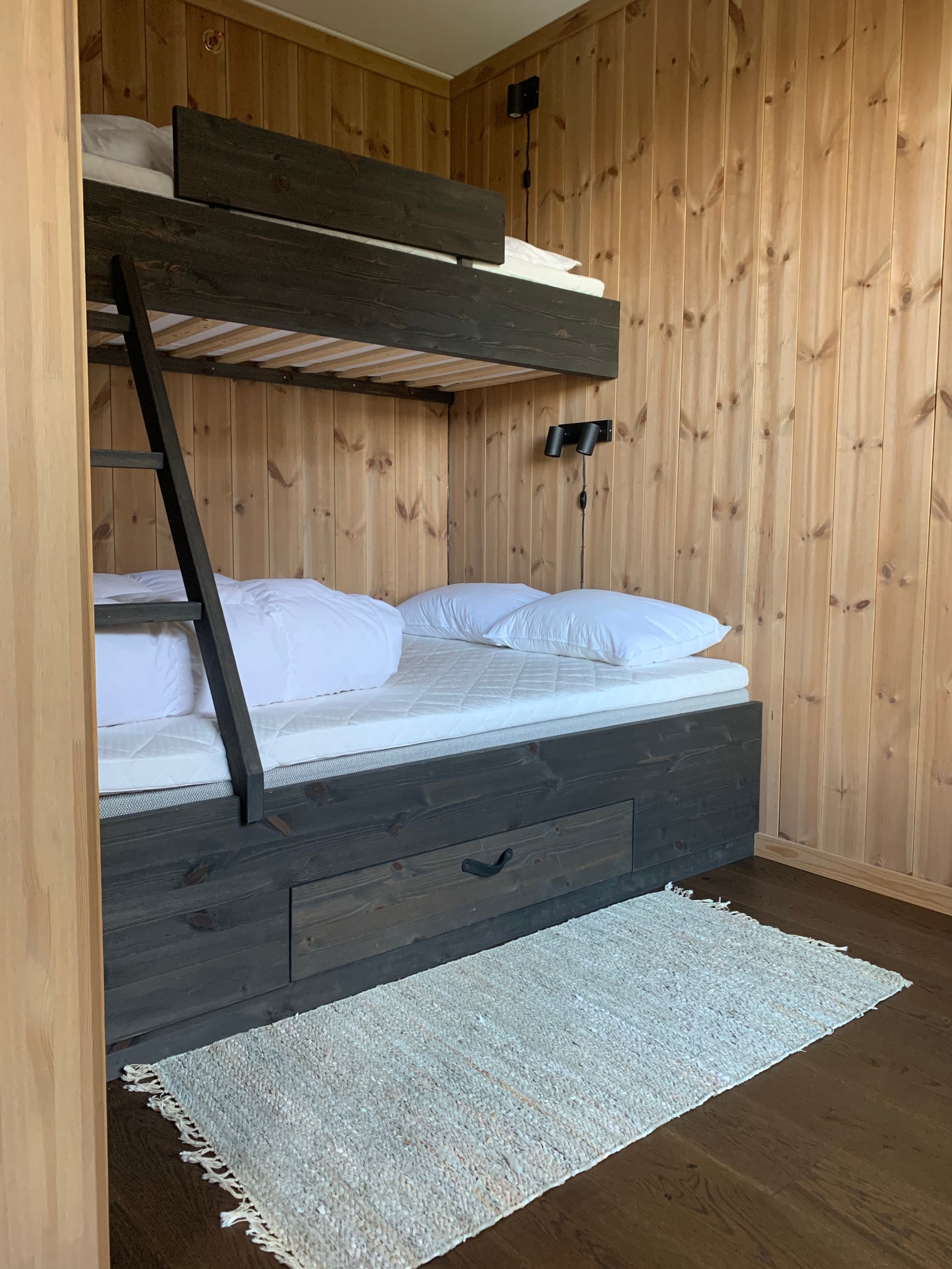 Soverom med 200X150 cm nede og 95X200 oppe. Galleribilde