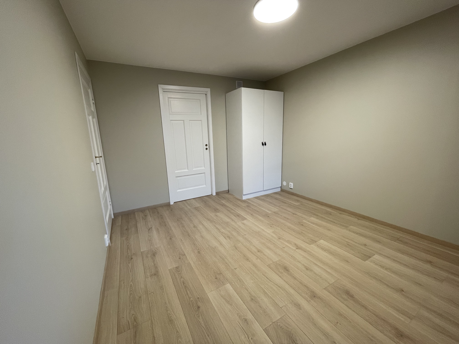 Soverom 1 med skyvedør inn til bad Galleribilde