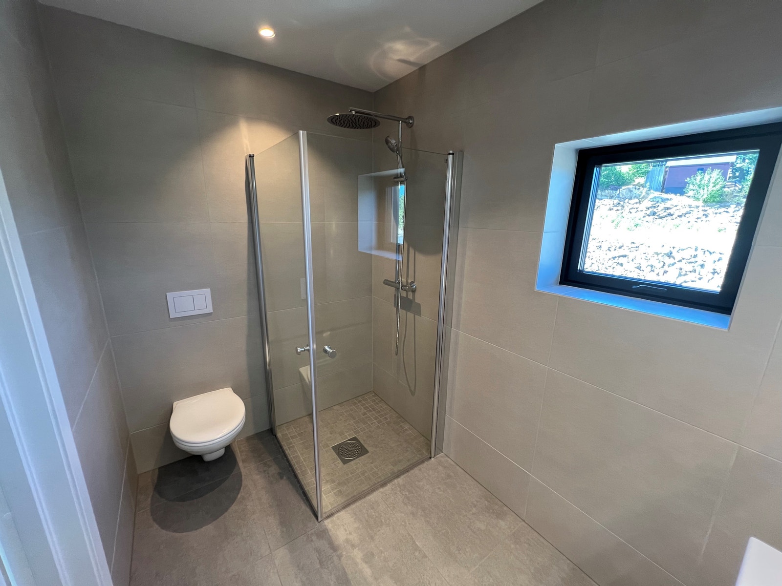 Flislagt bad med takdusj Galleribilde