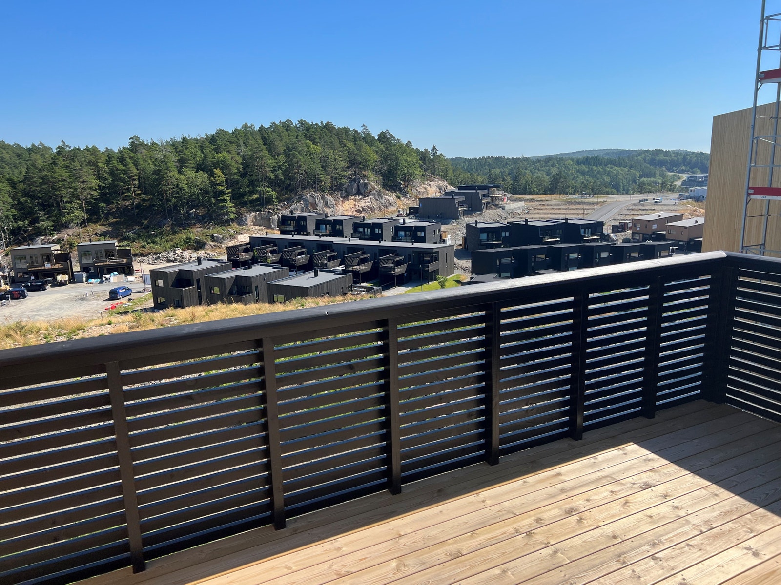 Flott utsikt og svært gode solforhold på romslig terrasse Galleribilde