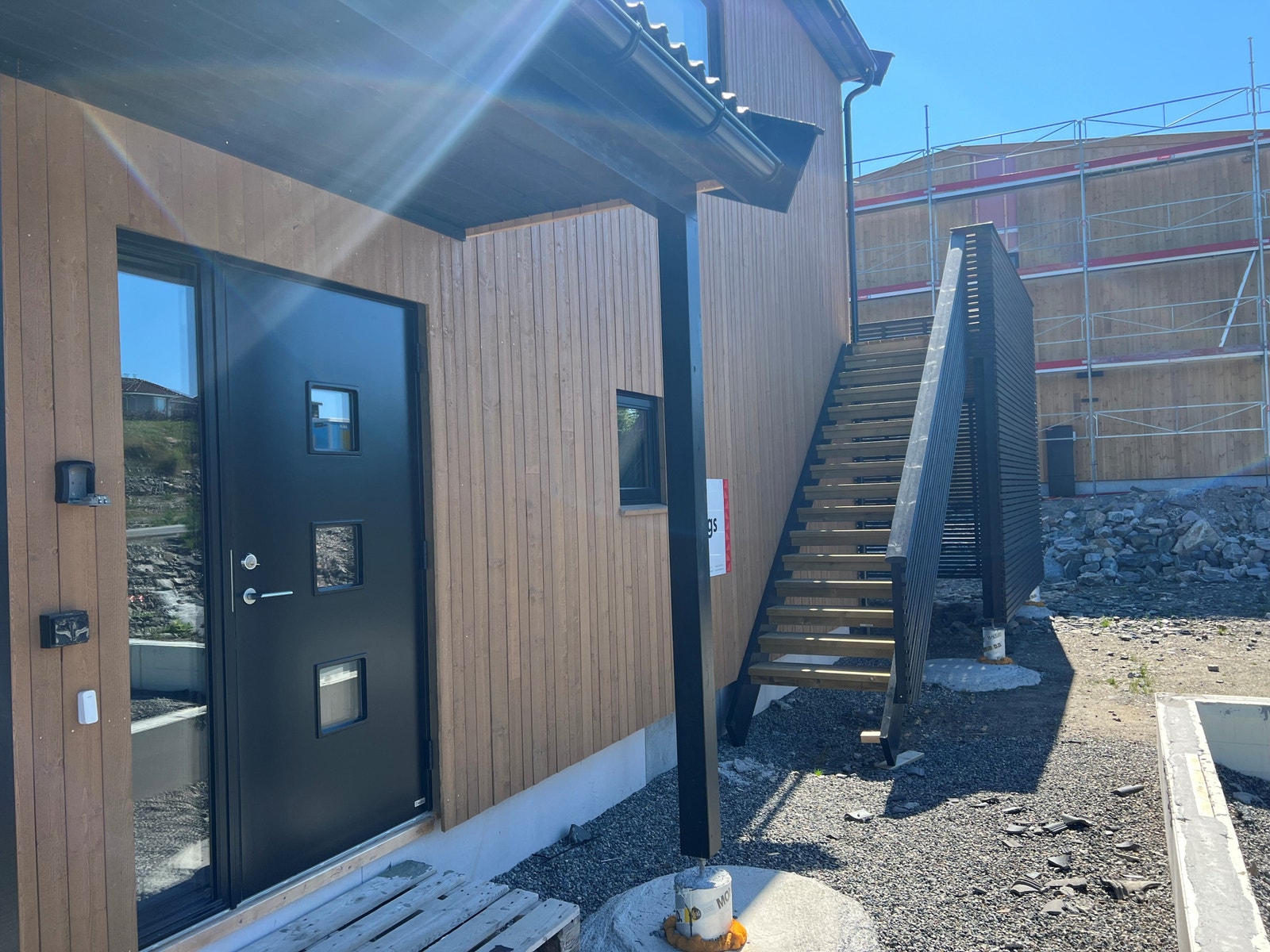 Overbygd hovedinngang og trapp opp til terrasse Galleribilde