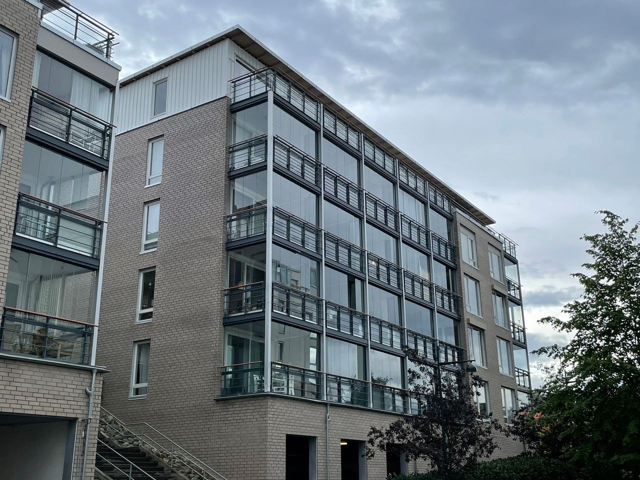 Fasade - Leiligheten ligger i 2 etg., nr. 2 fra venstre. Galleribilde