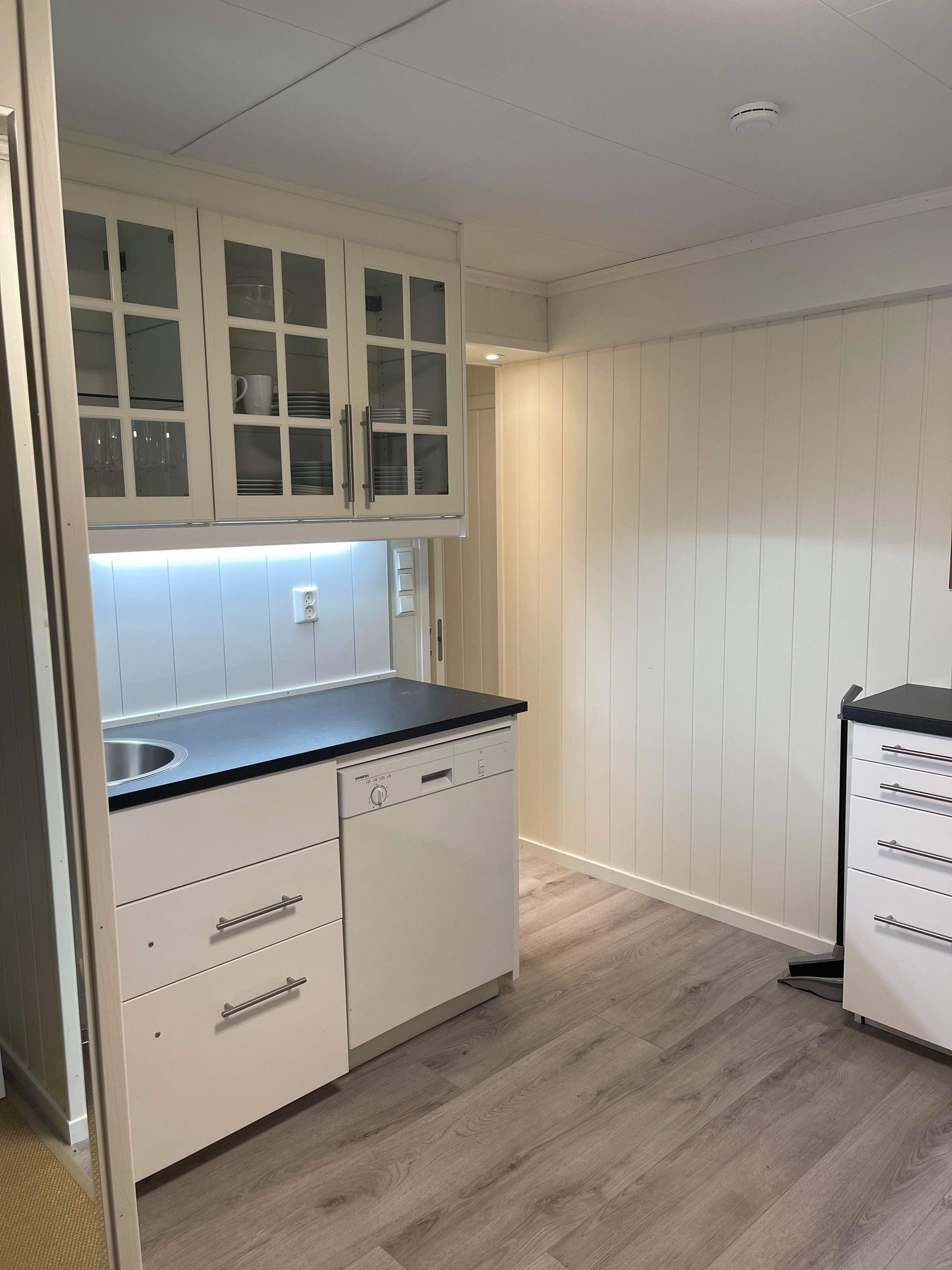 Kjøkken med oppvaskmaskin, kjøl/fryseskap og komfyr Galleribilde