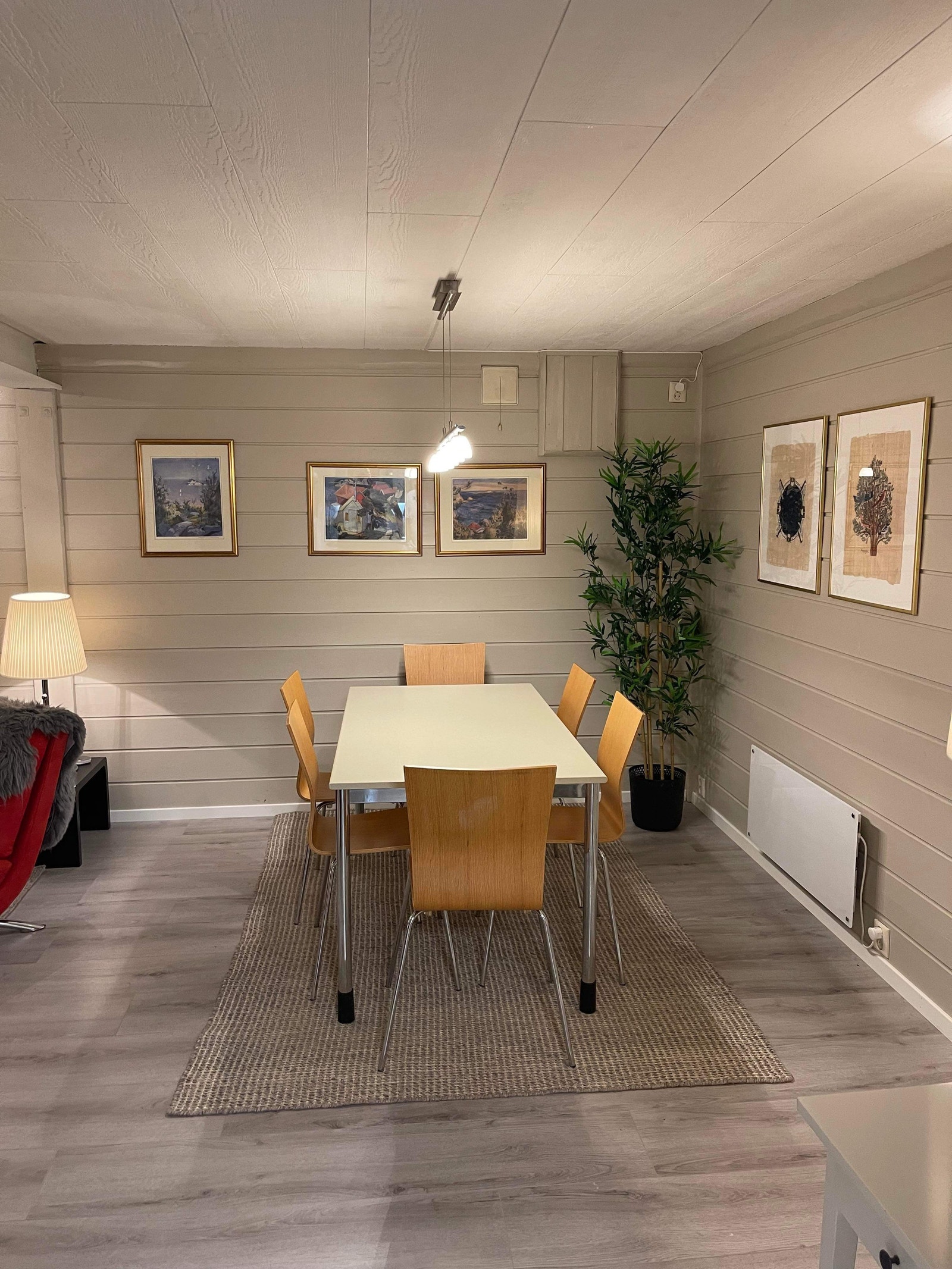 Spisebord i del av stue Galleribilde