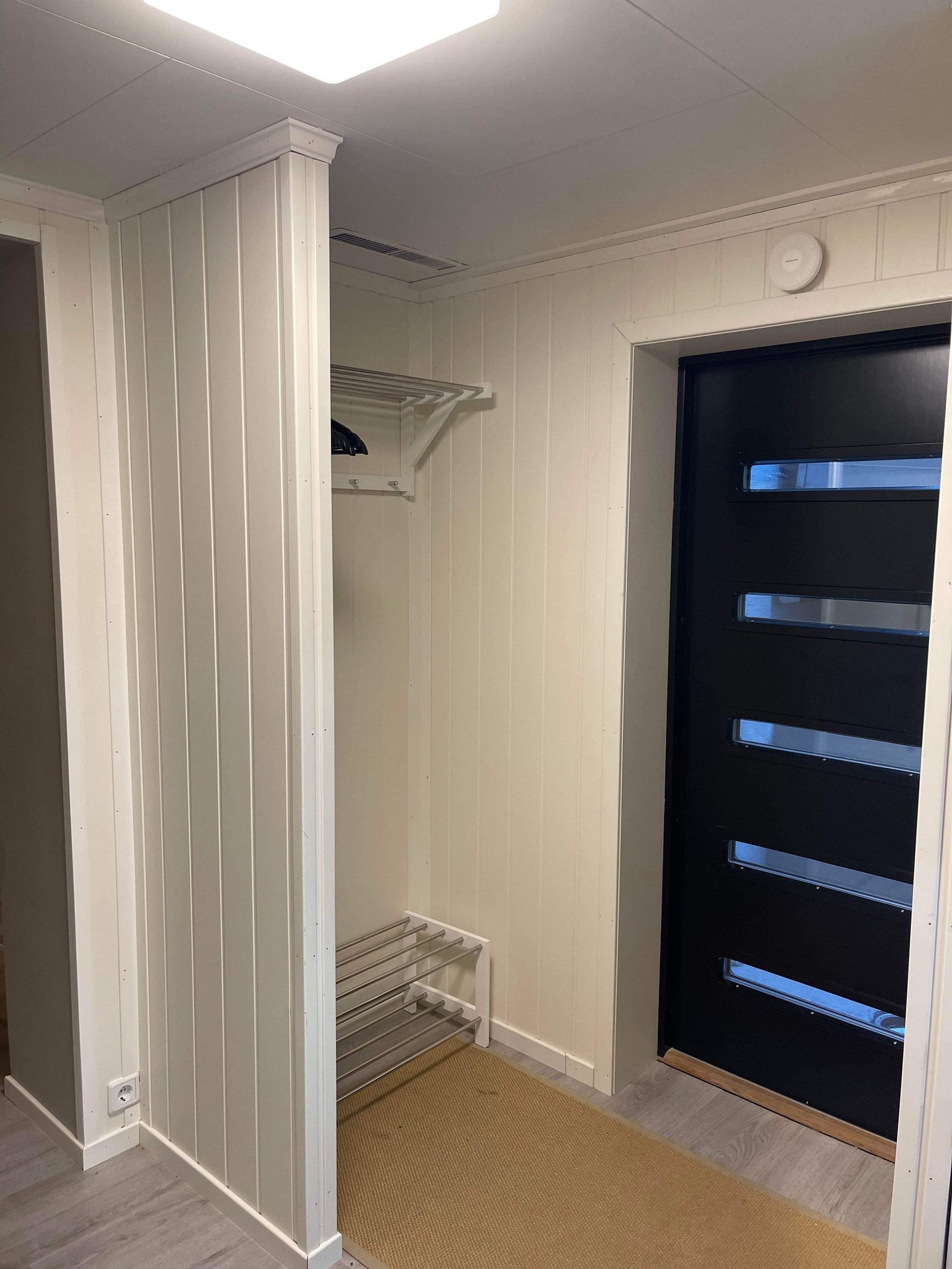 Inngang med speil og oppheng av yttertøy Galleribilde