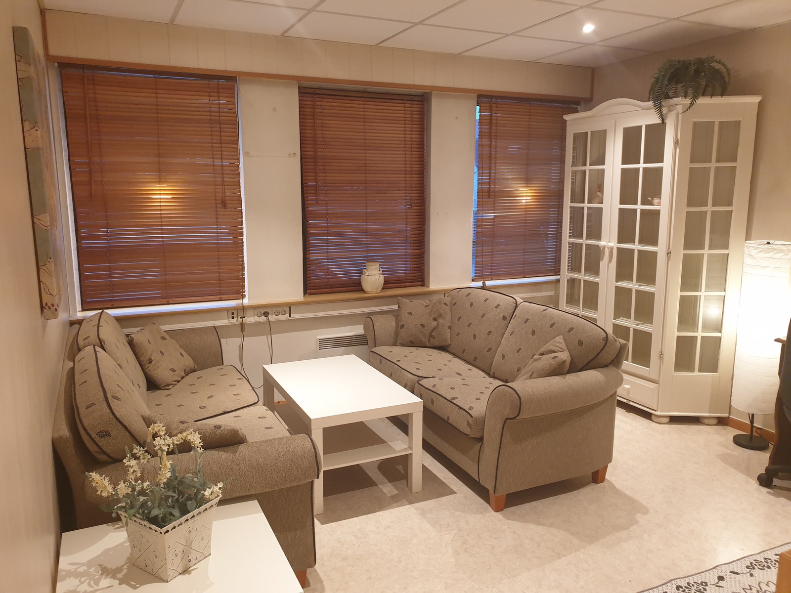 HYBELLEILIGHET 6.1
med eget kjøkken og egen gang.
1 etg.
koselig og ny rest hybelleilighet med eget kjøkken og inngang.
Link til flere bilder: Galleribilde