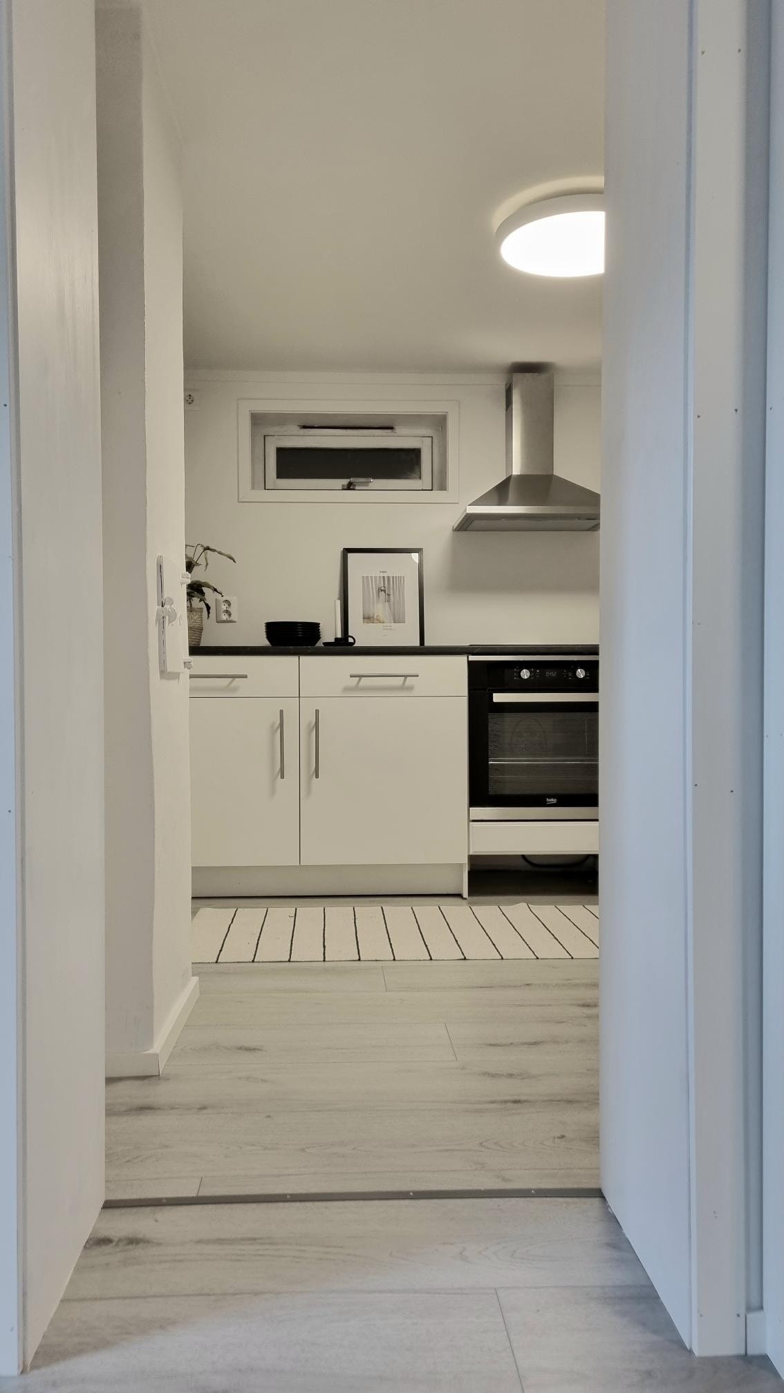 Kjøkken med komfyr og kjøleskap Galleribilde