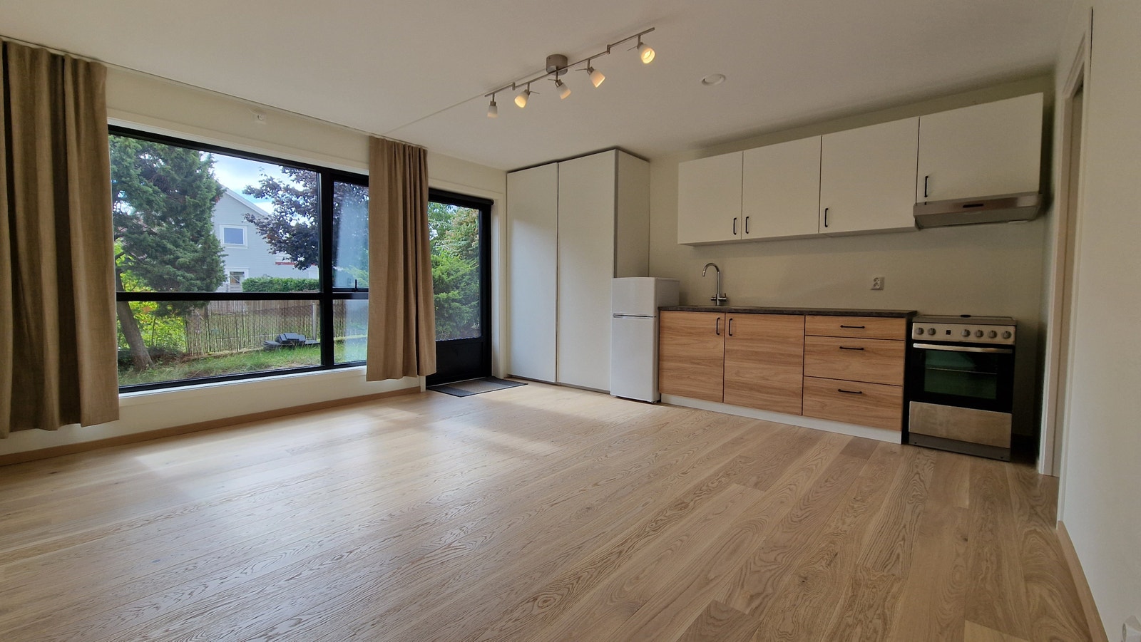 Hybelen har store vindu som slipper inn masse lys. Fullverdig kjøkken. Skyvedørsgarderobe. Praktisk utforming gjør møbleringen enkel. Egen inngang. Galleribilde