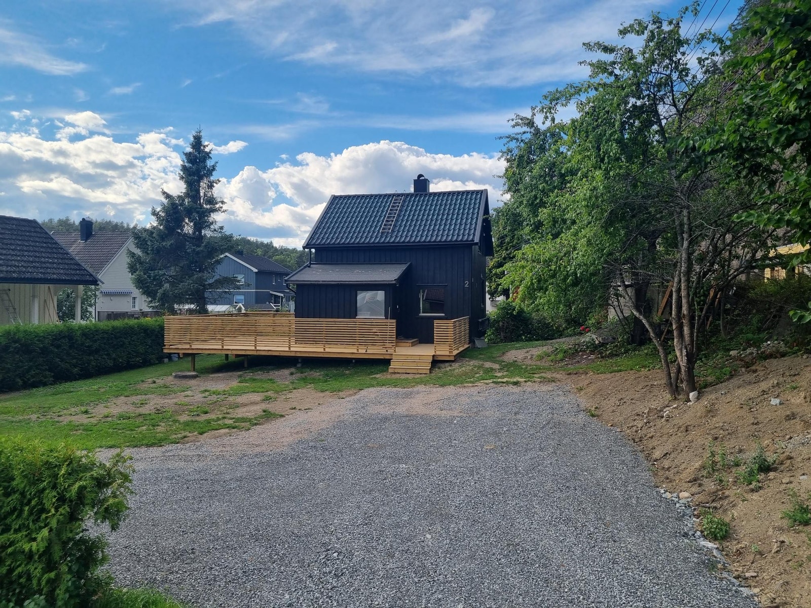 Romselig tomt med rikelig parkering Galleribilde