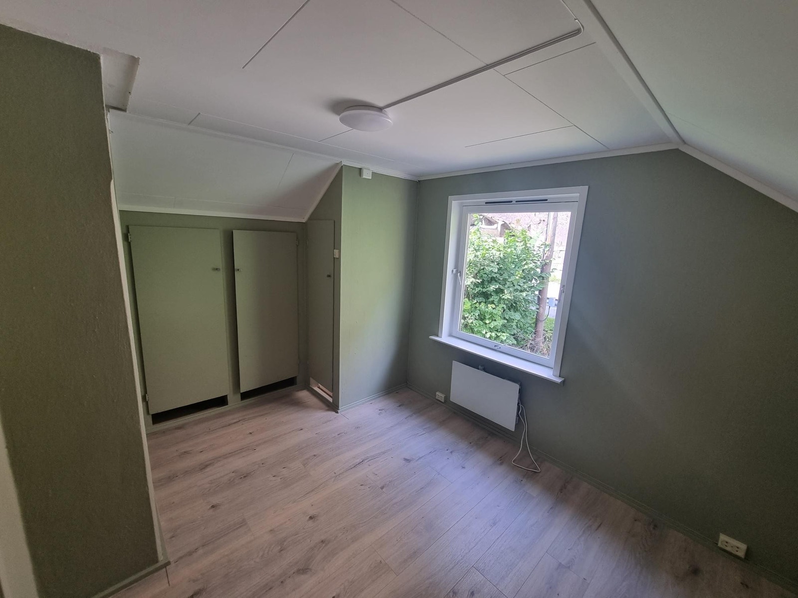 Soverom 3, 2 etg. Bra med lagringsplass i skaper. Galleribilde