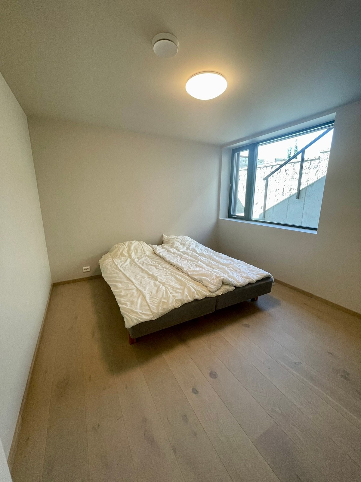 Soverom 1. Gardiner er hengt opp etter bildet ble tatt. Galleribilde