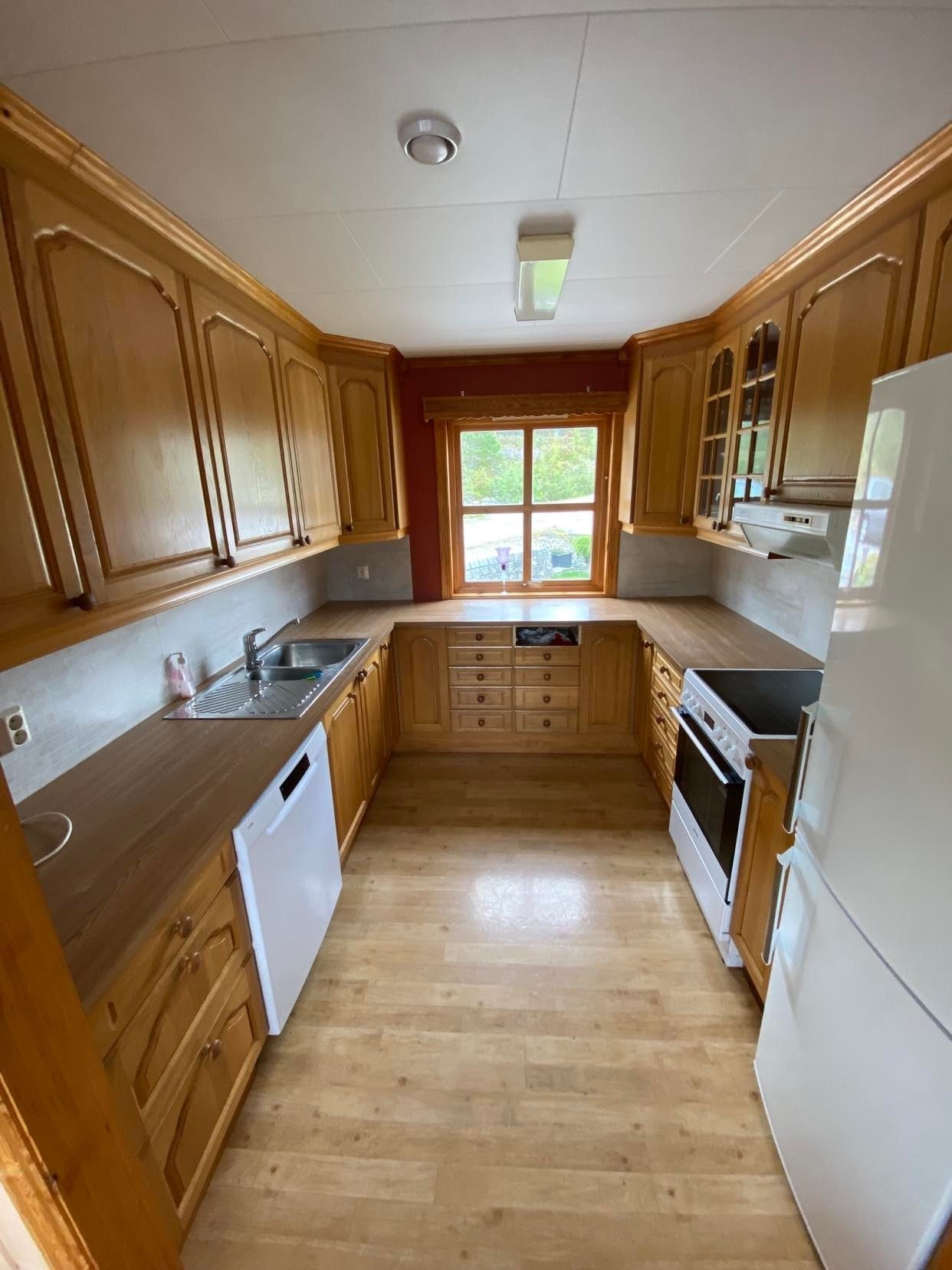 kjøkken med nyere hvitevarer 23kvm (hovedetasje) Galleribilde