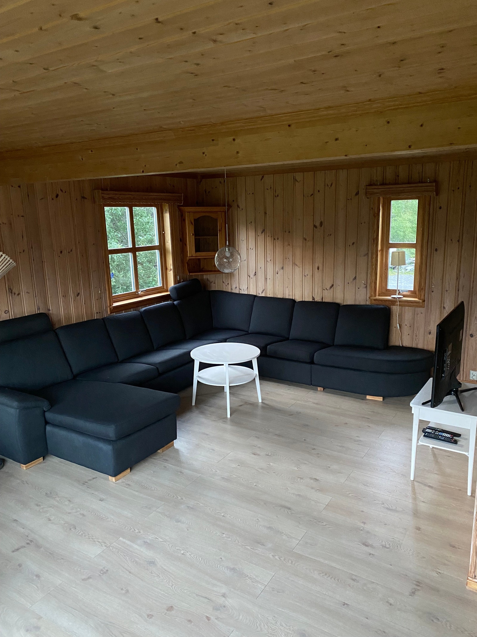 nyere sofa på stua (hovedetasje) Galleribilde