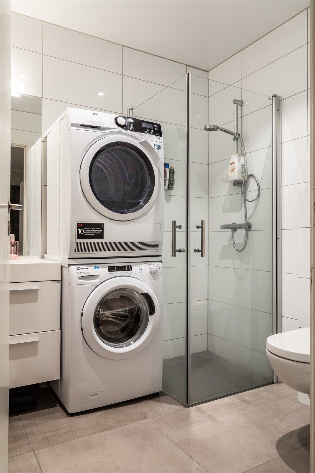 Lyse fliser og varmekabler i gulv Galleribilde