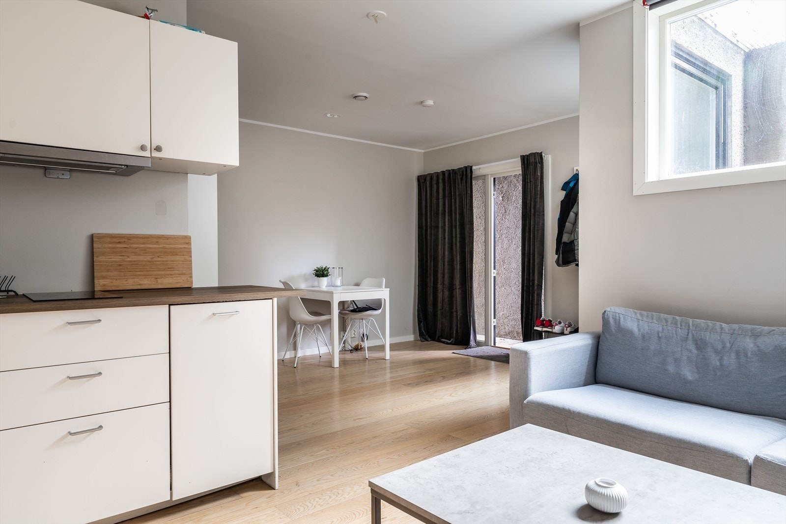 Lys stue med åpen kjøkkenløsning Galleribilde