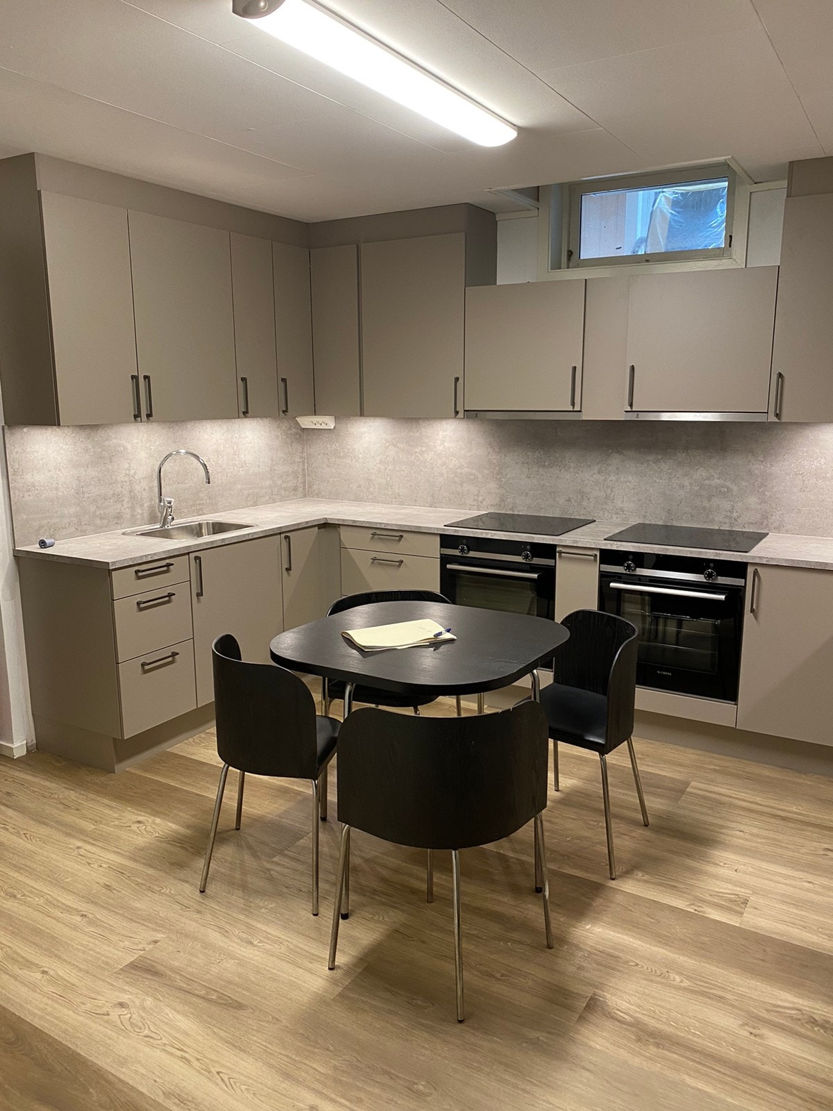 Flott kjøkken , godt utstyrt. Dobbelt av alt, bra logistikk Galleribilde