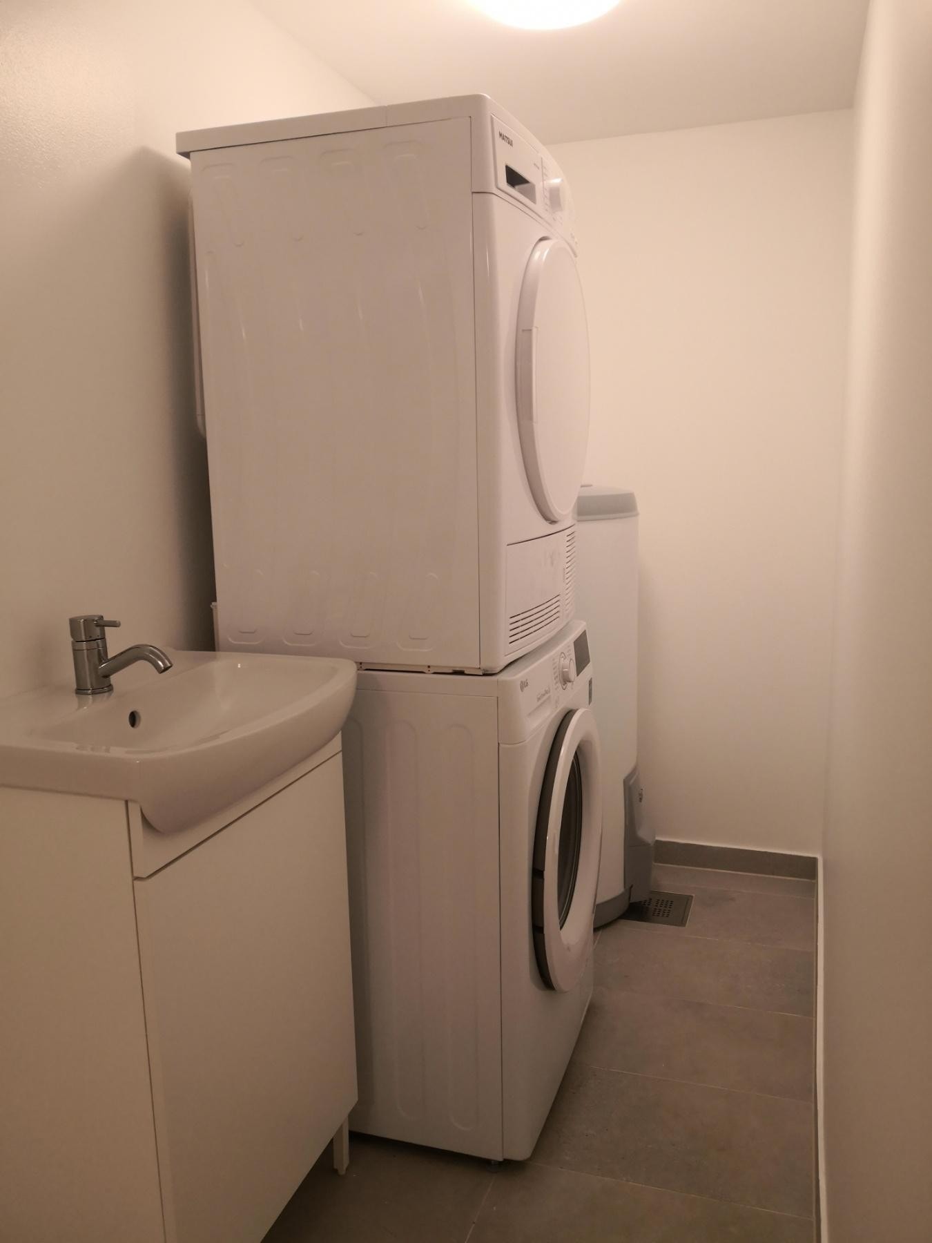 Vaskerom med vaskemaskin, tørketrommel og varmtvannbereder. Alt følger med. Galleribilde