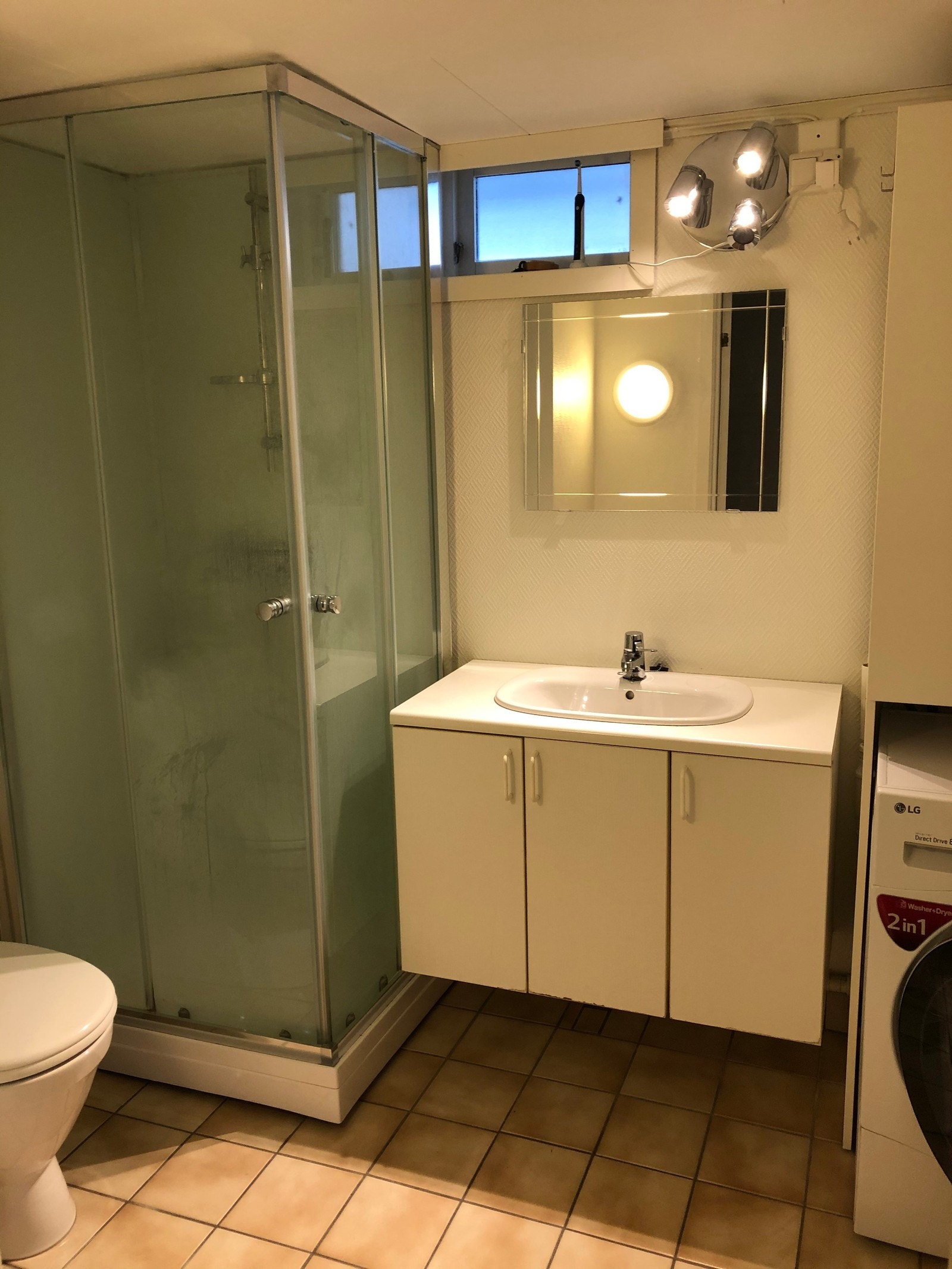 Bad med toalett og dusjkabinett Galleribilde