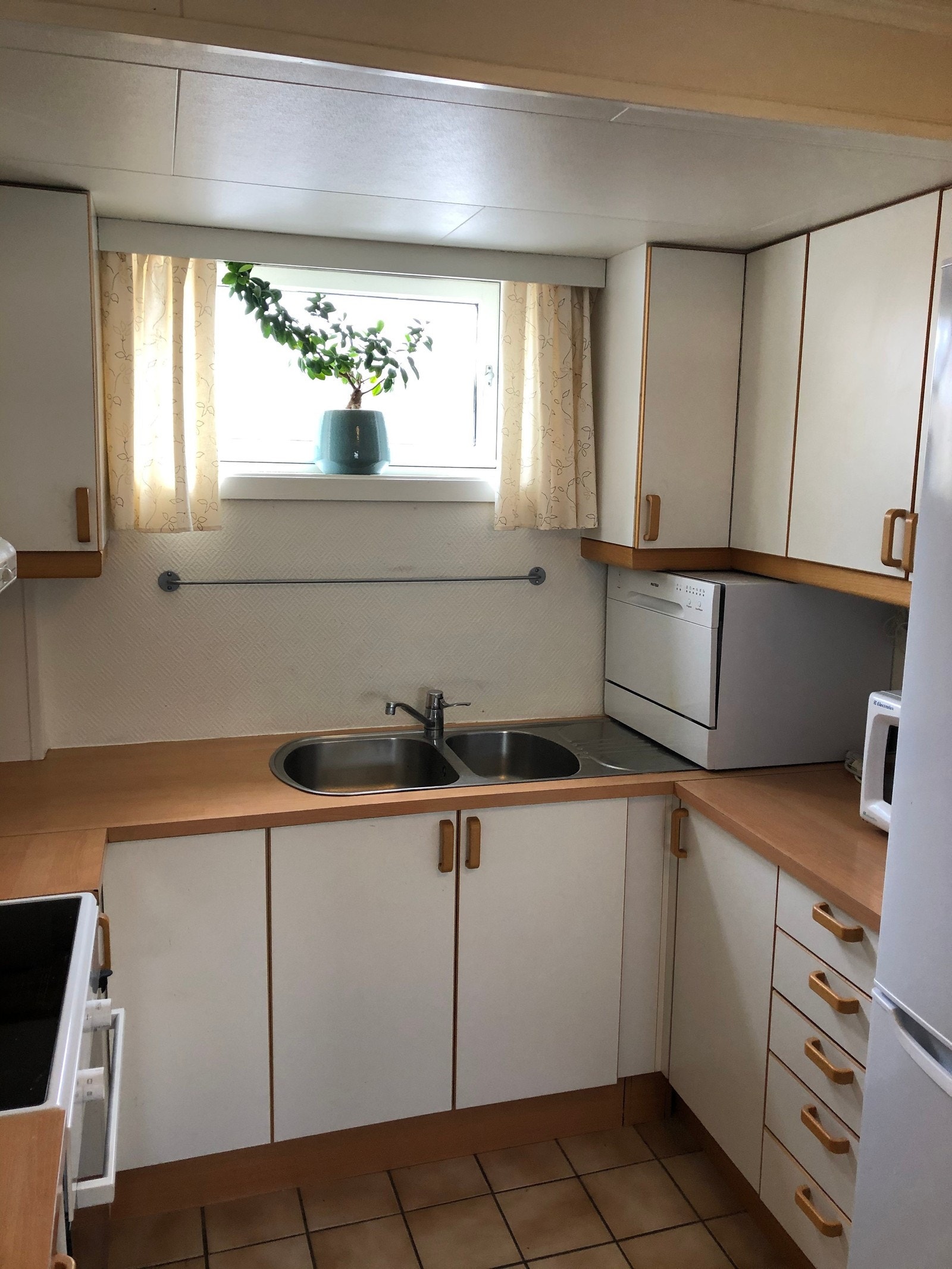 Oppvaskmaskin og stort kjøleskap med frysedel Galleribilde