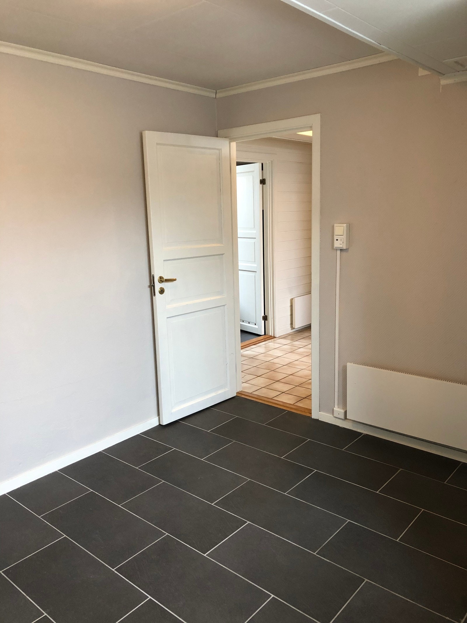 Rom 1, fliser på gulvet, gulvvarme i alle rom. Galleribilde