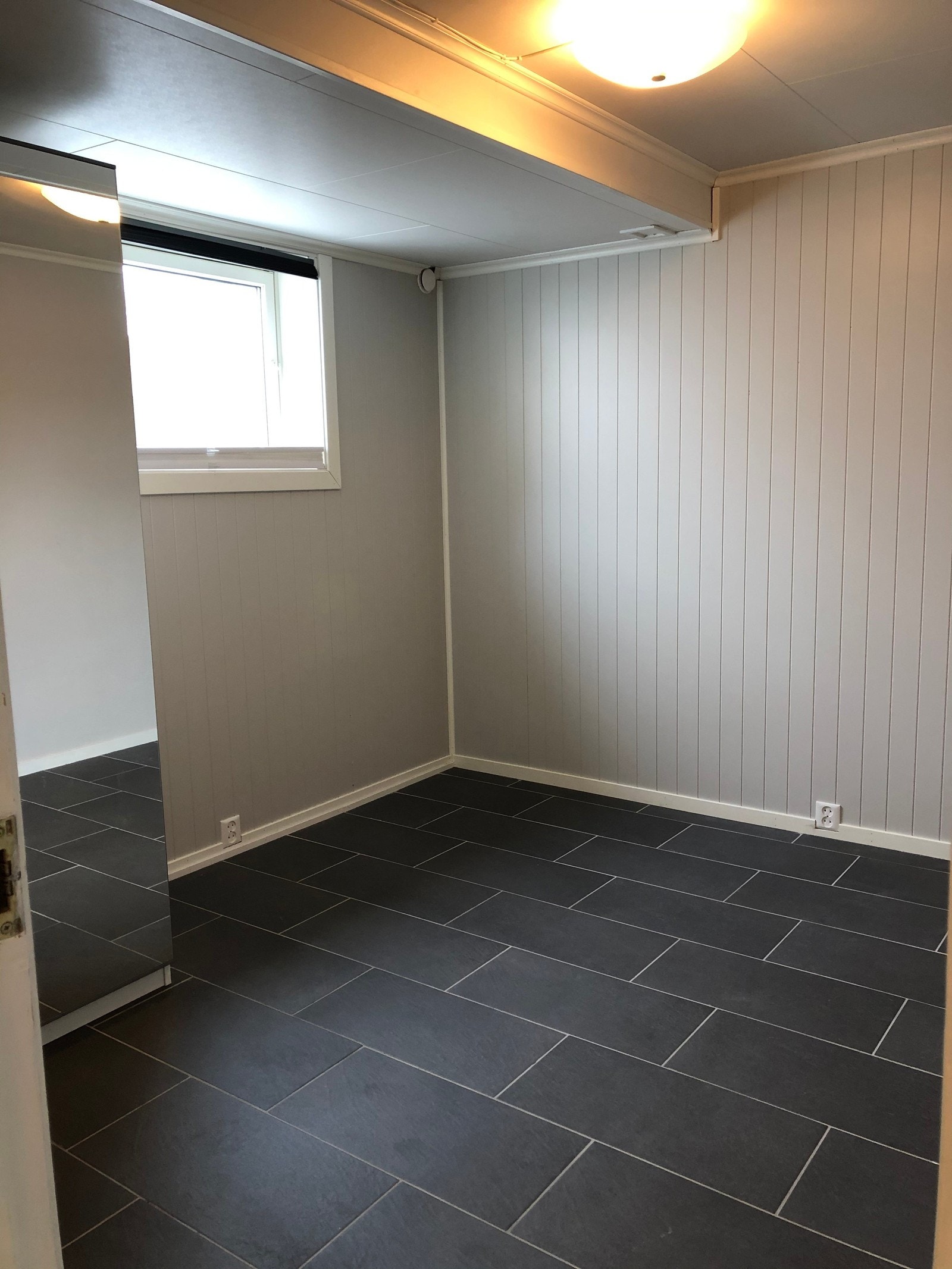 Rom 1, garderobeskap med speil Galleribilde