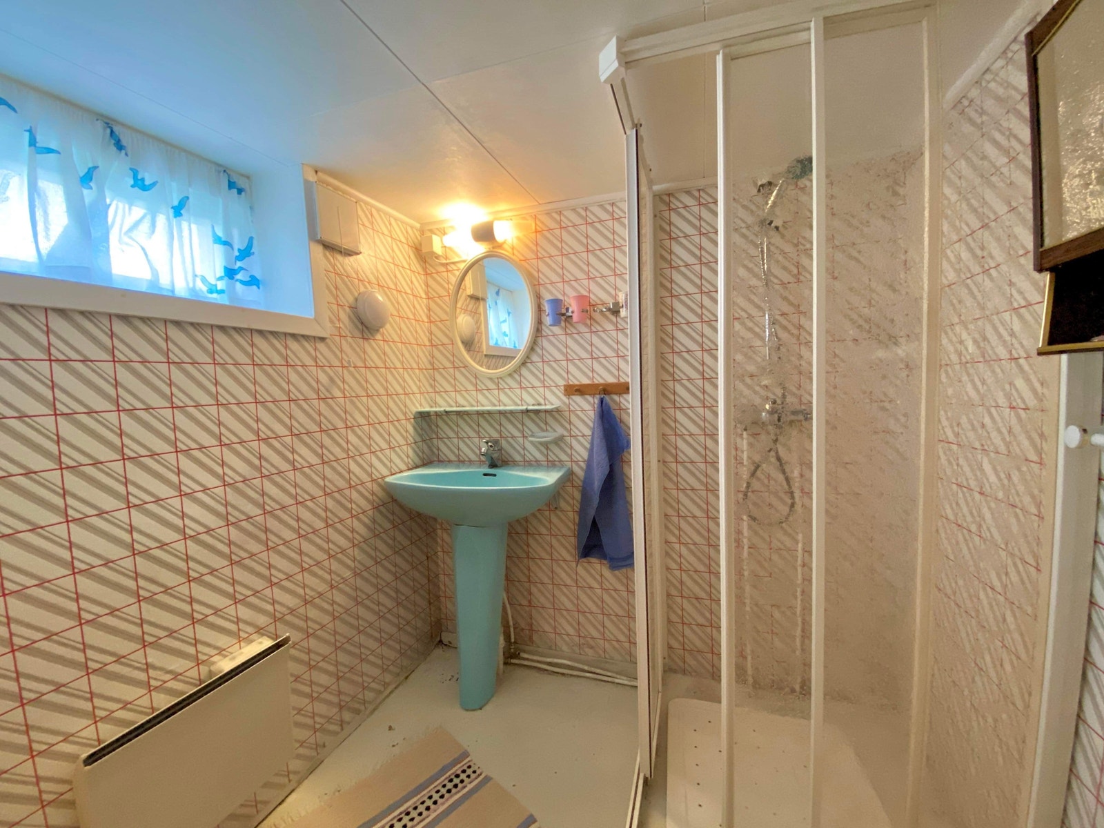 Bad med dusj og vask i kjeller Galleribilde