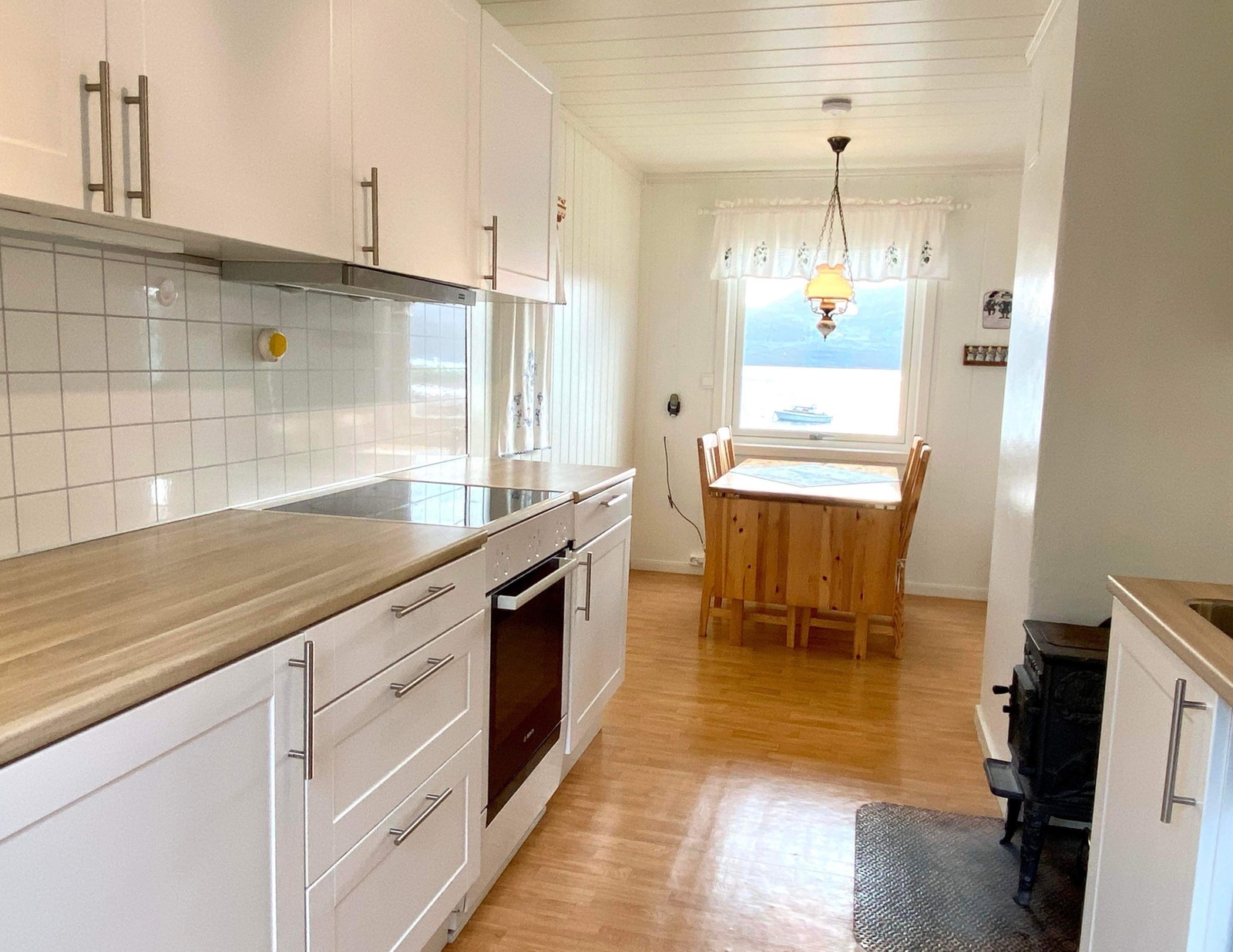 Kjøkken med tidsriktig kjøkkeninnredning Galleribilde