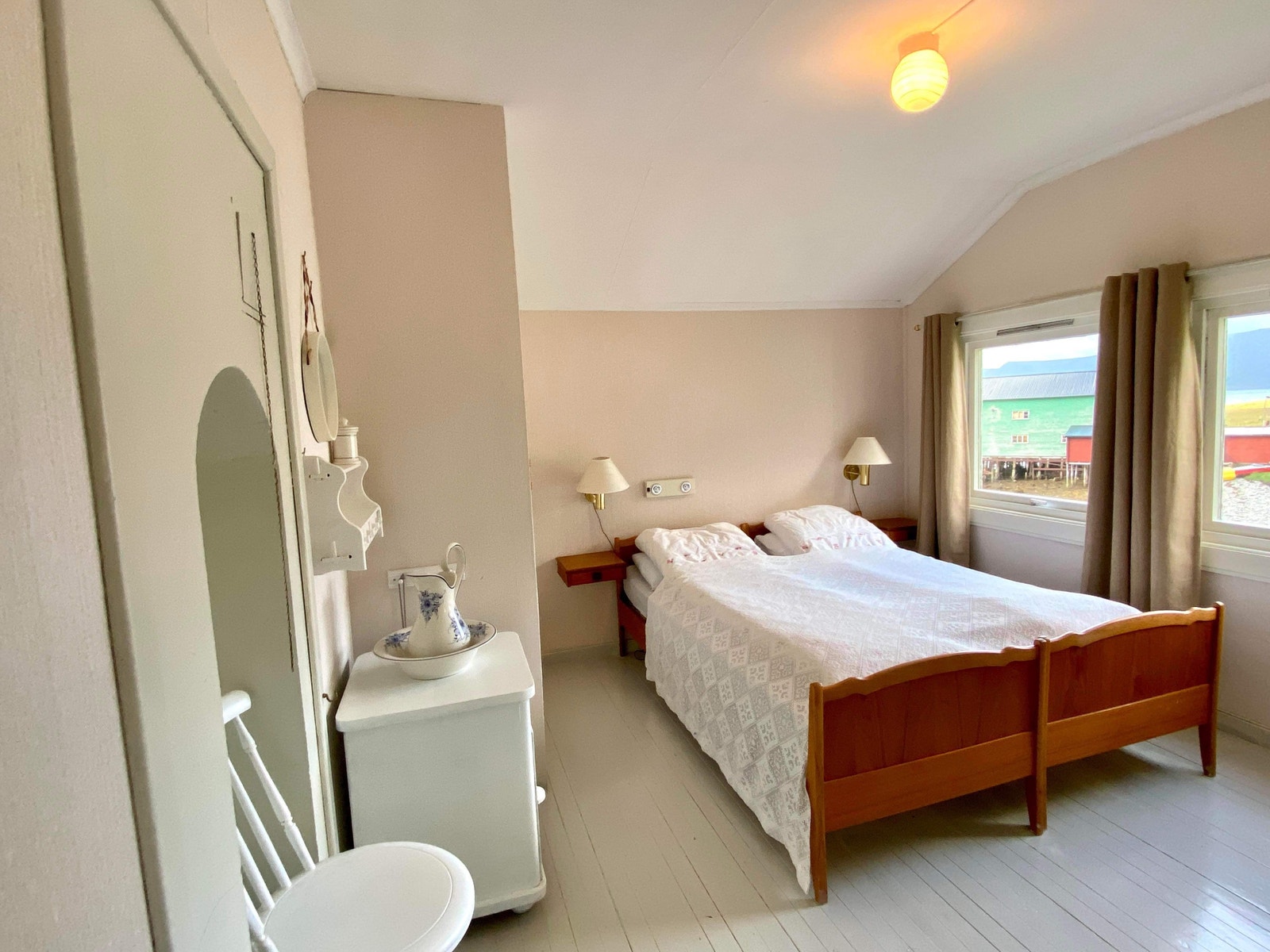 Soverom 1, med dobbelseng og garderobeskap Galleribilde