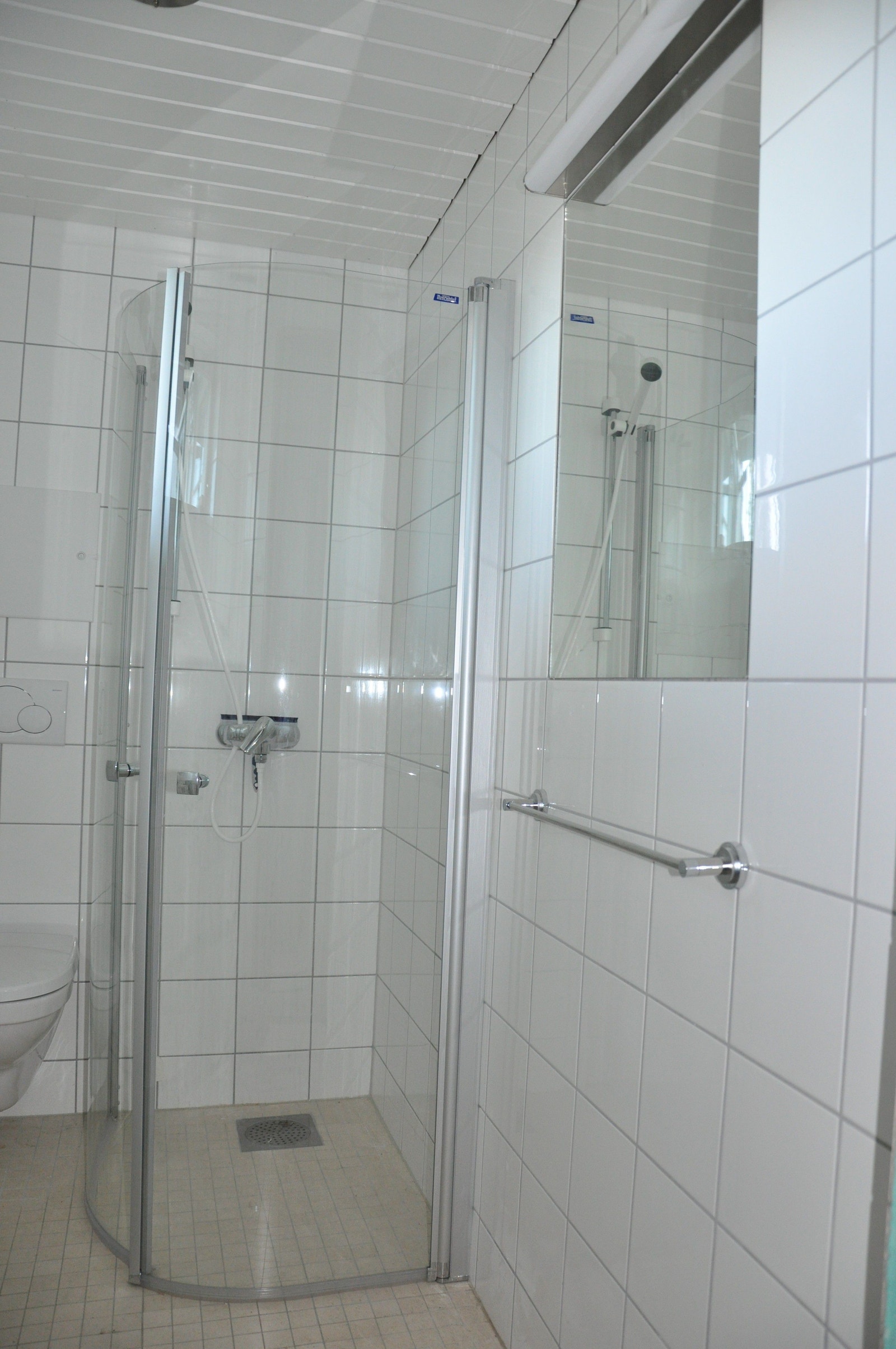 dusj og integrert stort speil Galleribilde