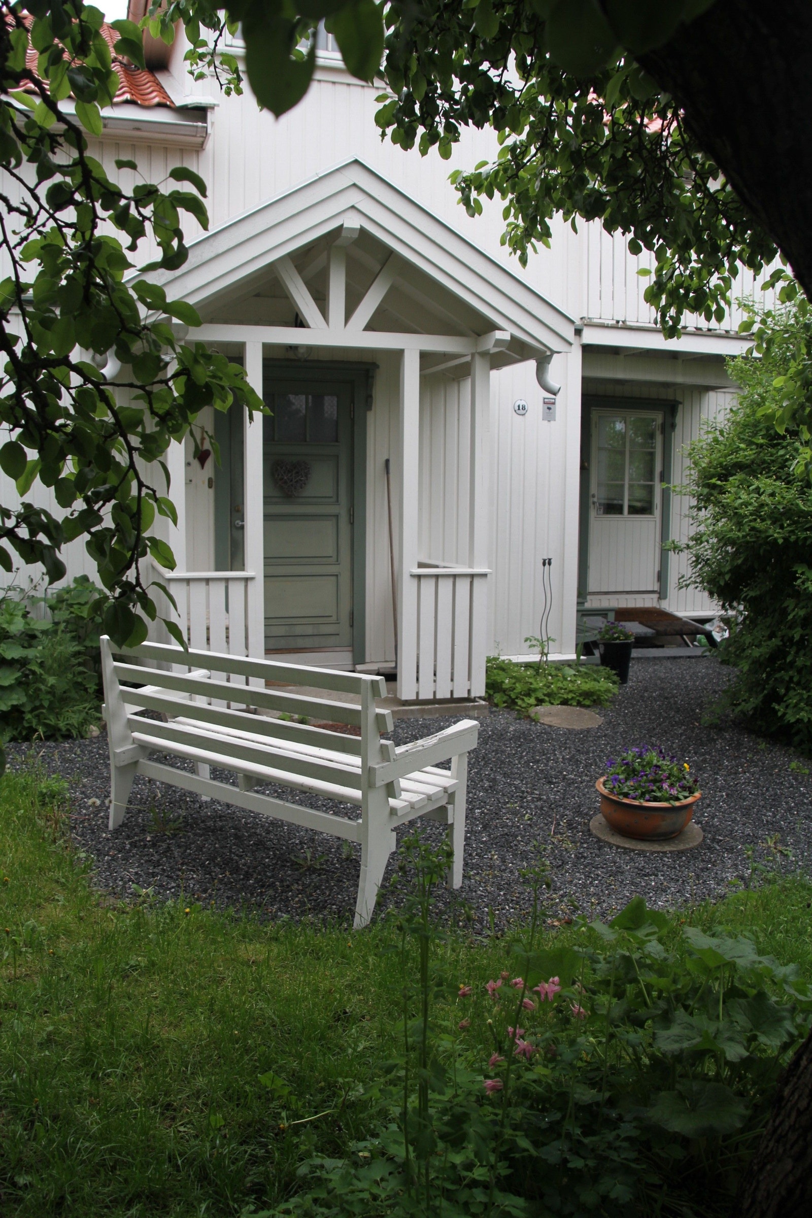 inngang til utleier og til hybel i bakgrunnen Galleribilde