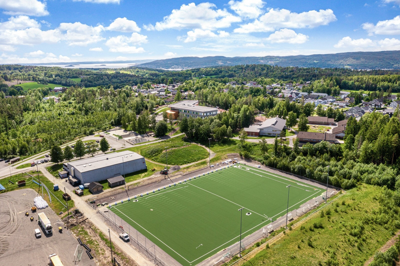 Vestbyhallen og fotballbane innbyr barn og unge til ulik aktivitet i nabolaget Galleribilde