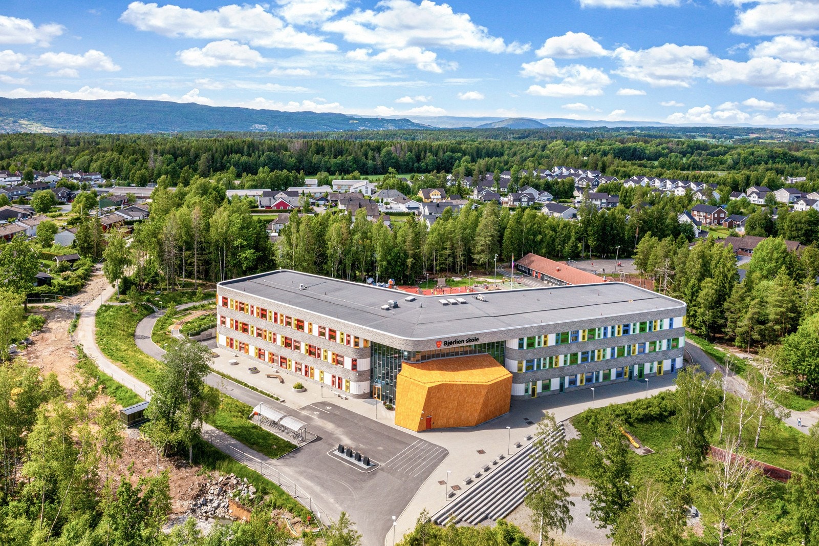 Skole og barnehage ligger i gangavstand fra Pepperstadkollen - Her ser du Bjørlien barneskole Galleribilde